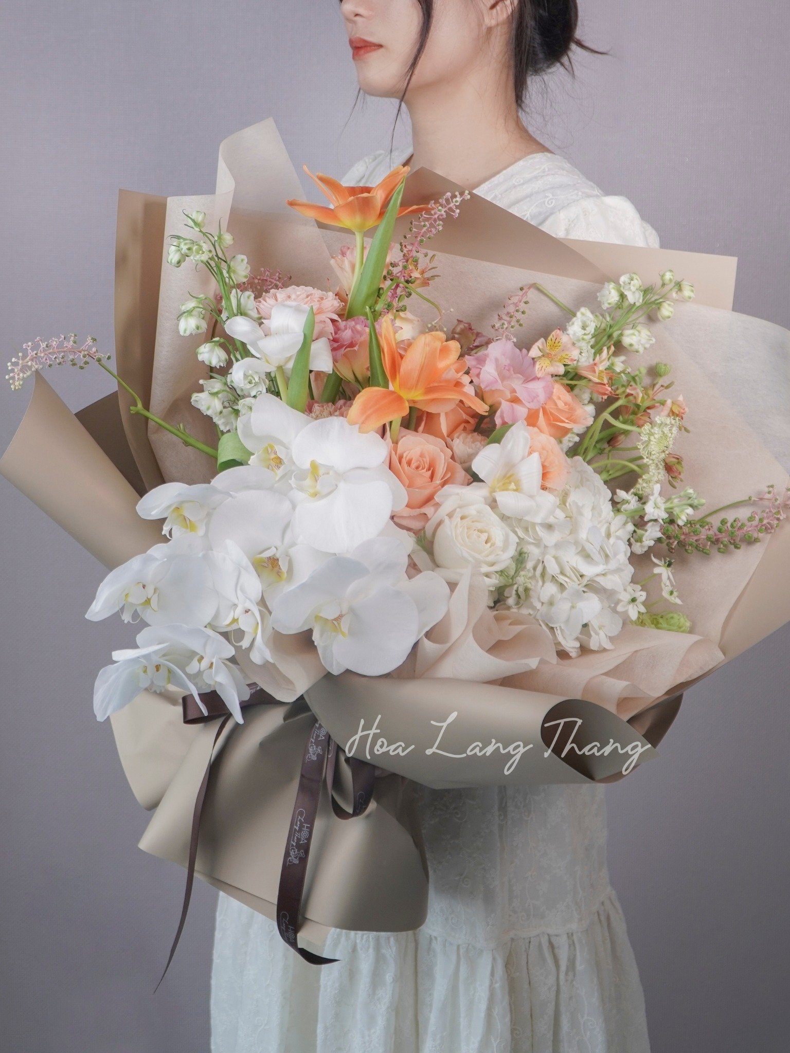 Bó hoa sinh động với lan hồ điệp, hồng, và <a href=