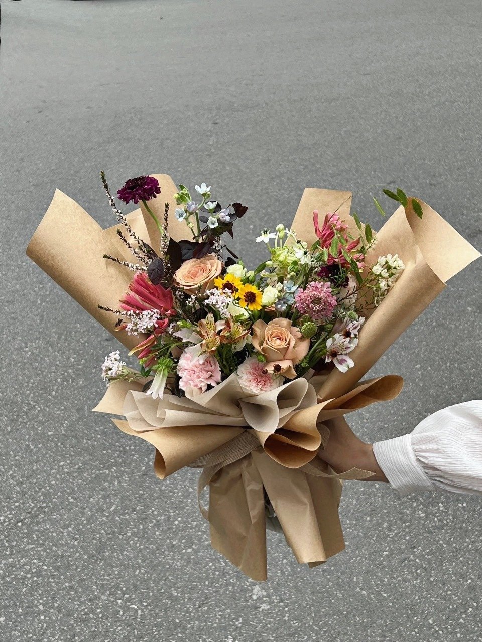 Bó hoa nhiều màu sắc với hoa hồng, hoa cúc và hoa lan, trang trí đẹp mắt