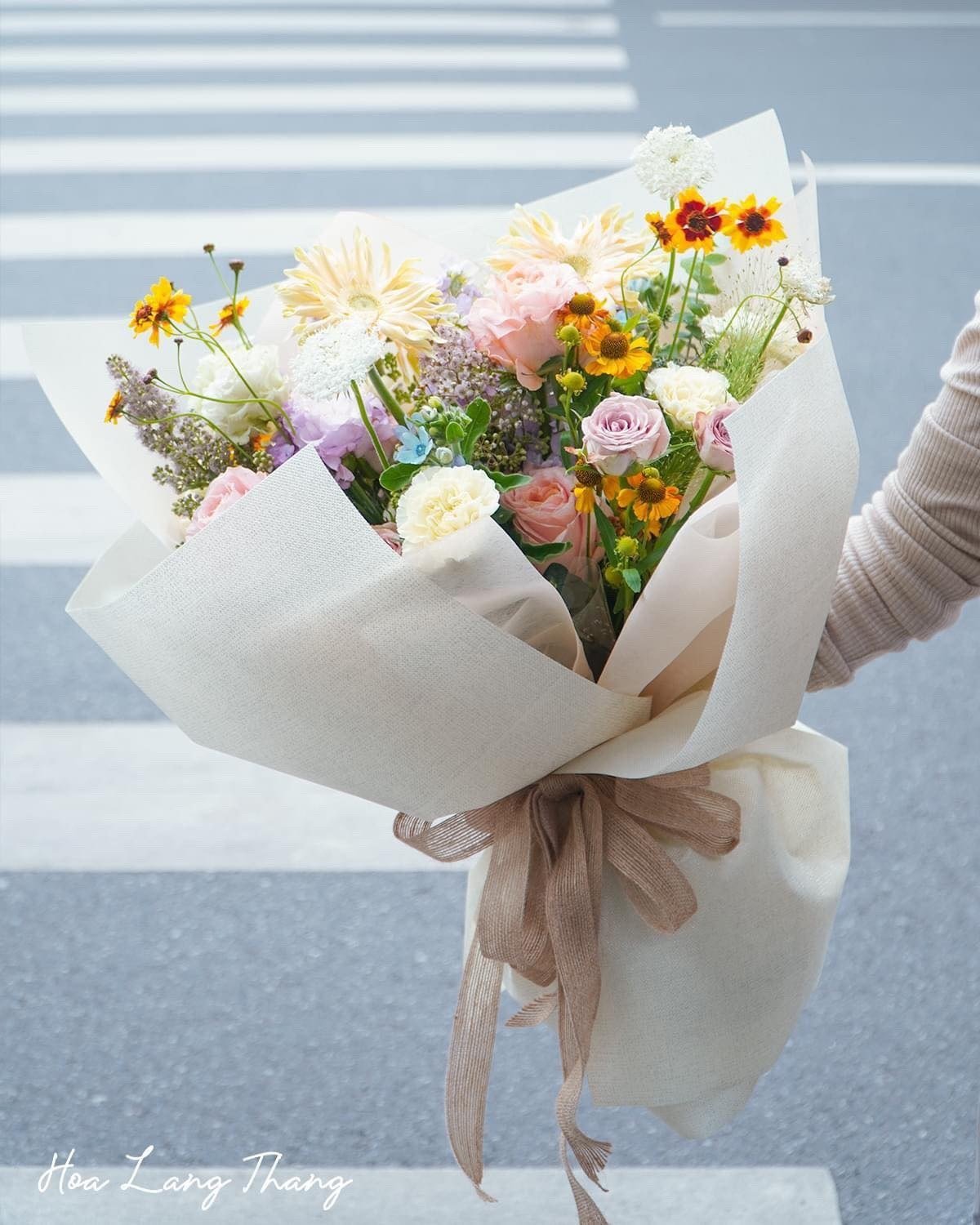Bó hoa tươi nhiều màu sắc, gồm hồng, cúc, lan, kiểu cắm trang trí đẹp mắt