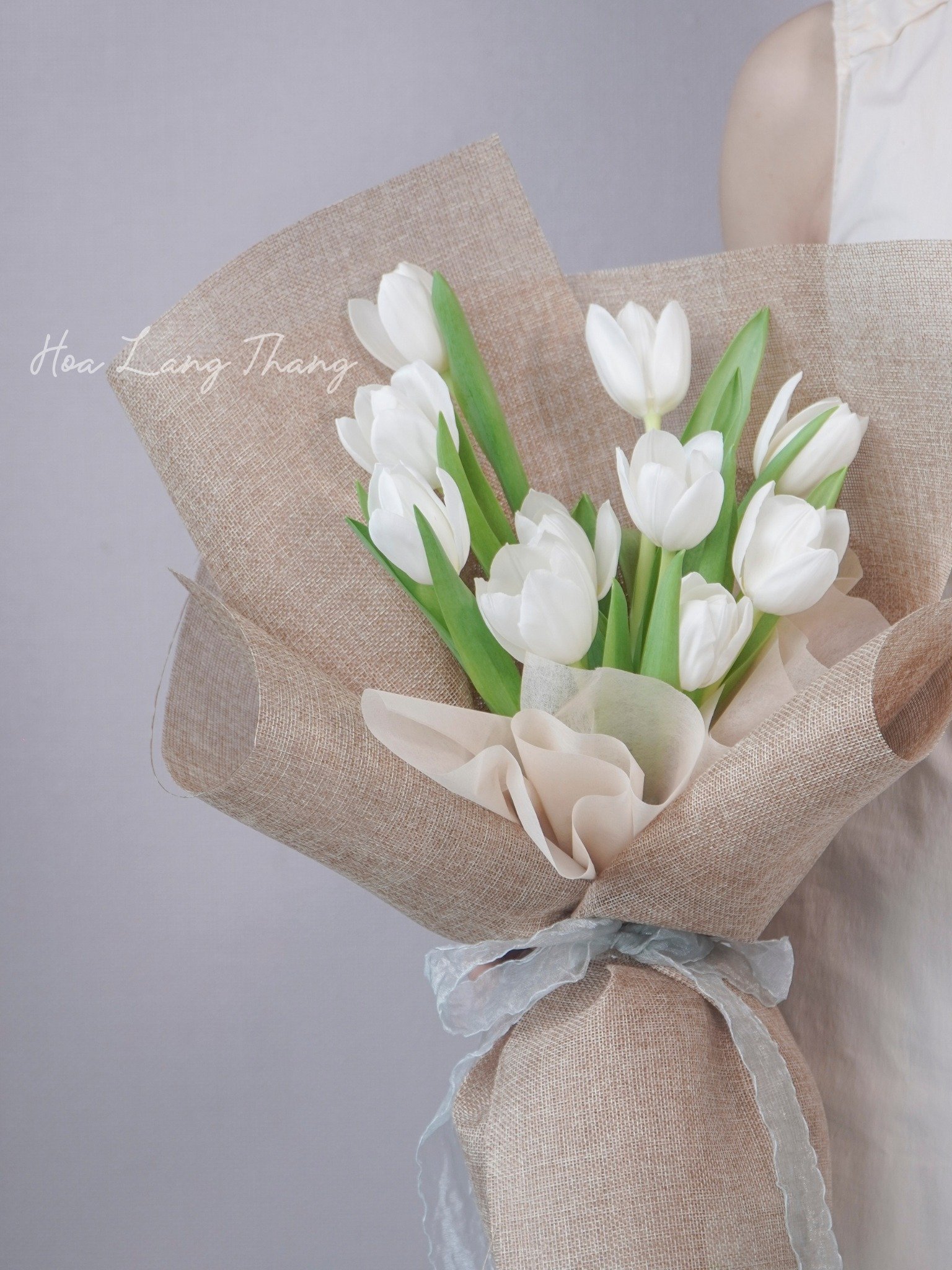 Bouquet tulip trắng xinh xắn, phù hợp cho nhiều dịp đặc biệt