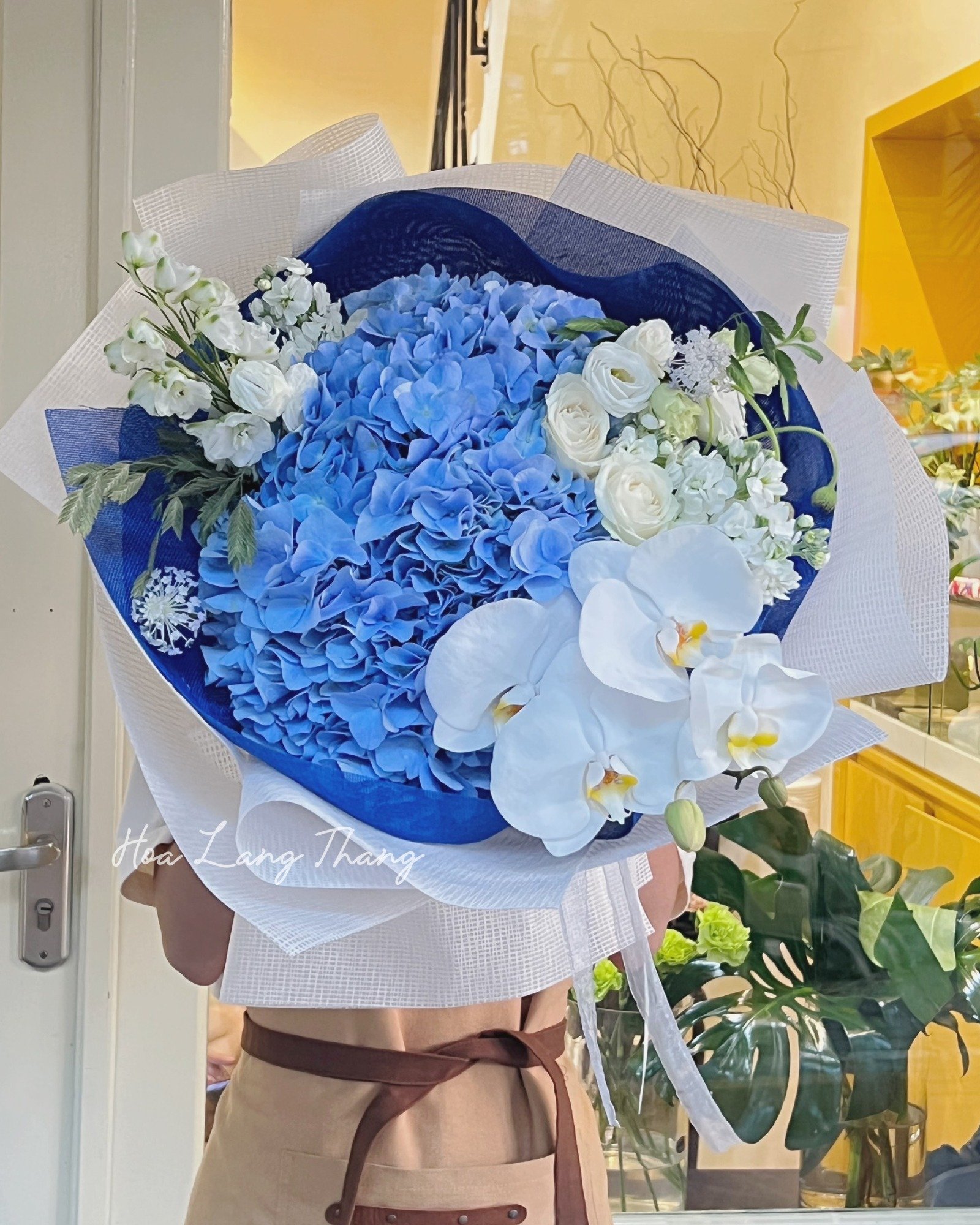 Bó hoa màu xanh gồm hoa <a href=