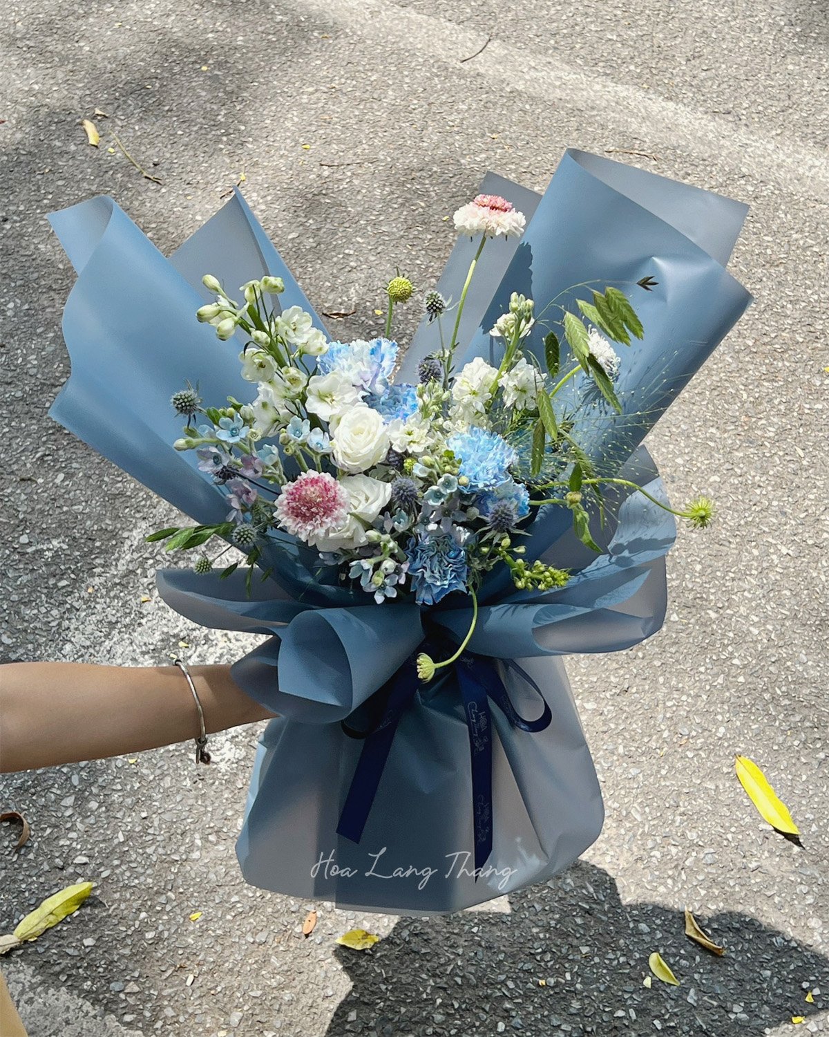 Bó hoa đẹp từ shop Hoa Lang Thang, gồm hoa hồng, cúc, và baby, cắm sáng tạo