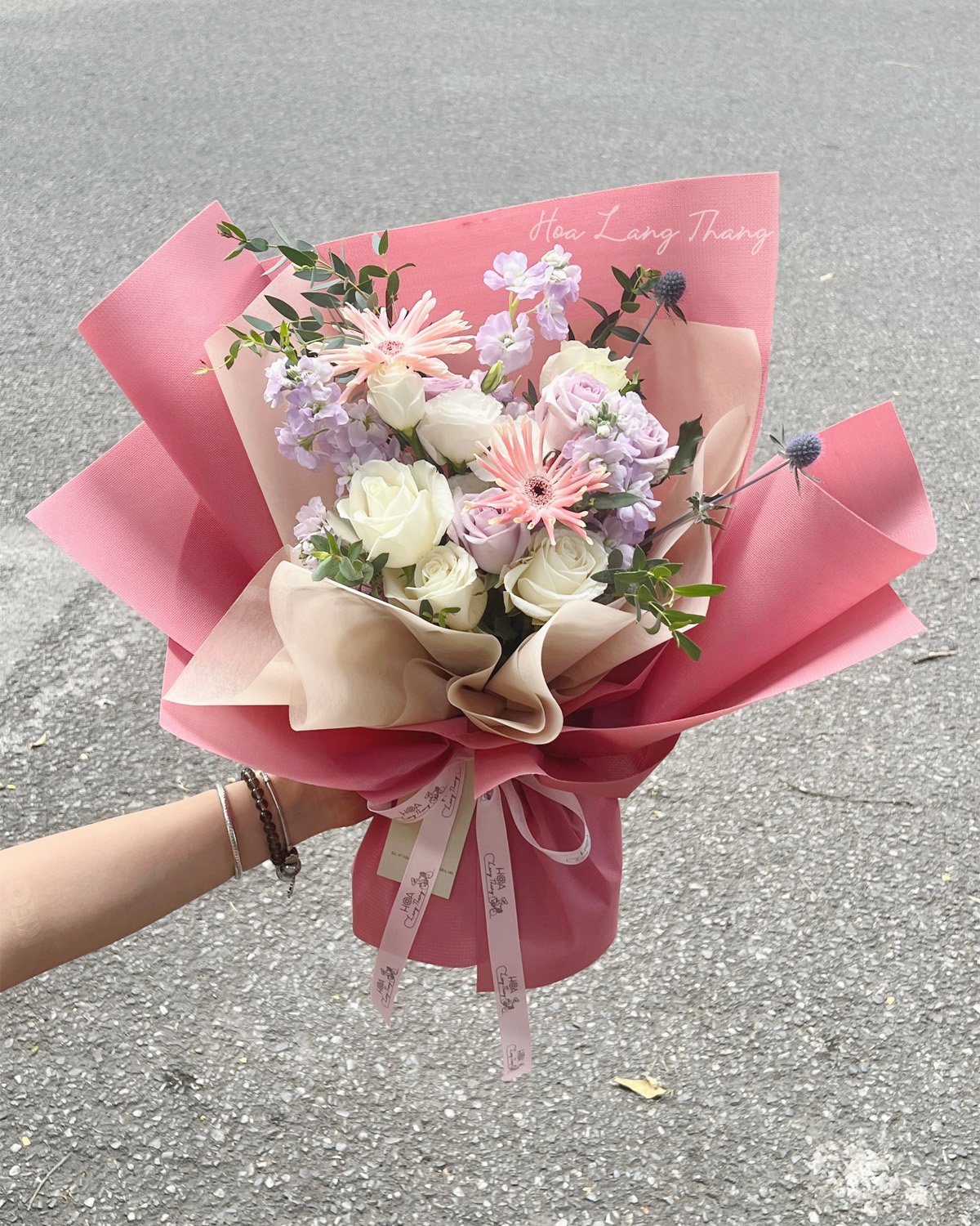Bó hoa gồm hồng, hoa cúc và hoa baby, thiết kế đẹp mắt với tông màu pastel