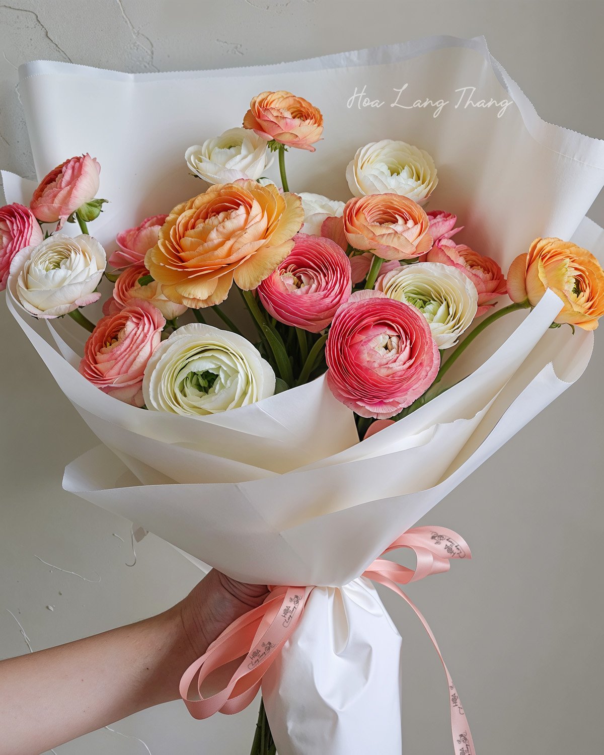 Bó hoa gồm nhiều loại ranunculus màu sắc rực rỡ, kiểu cắm đẹp mắt