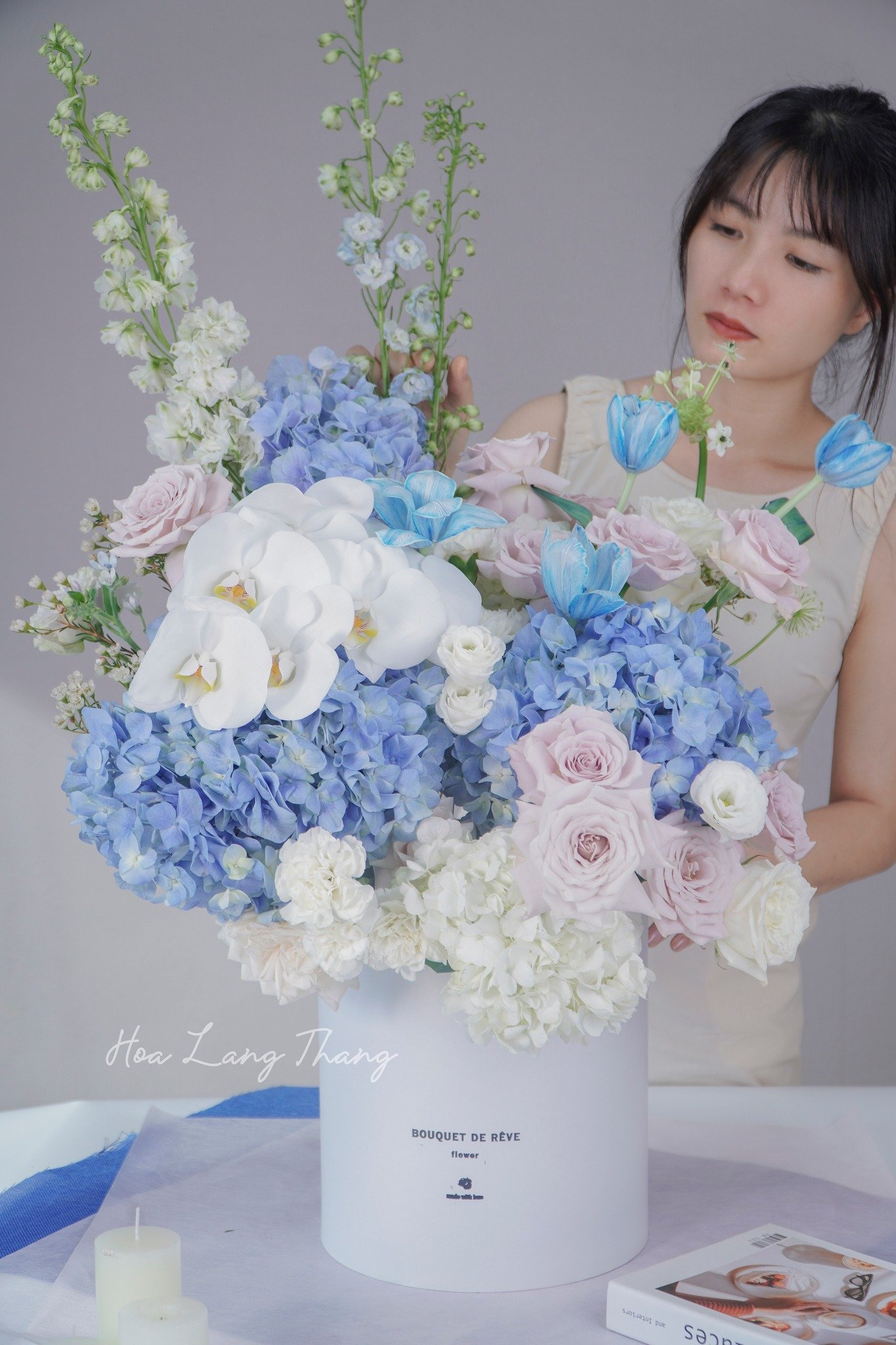 Bó hoa gồm hoa lan hồ điệp, <a href=