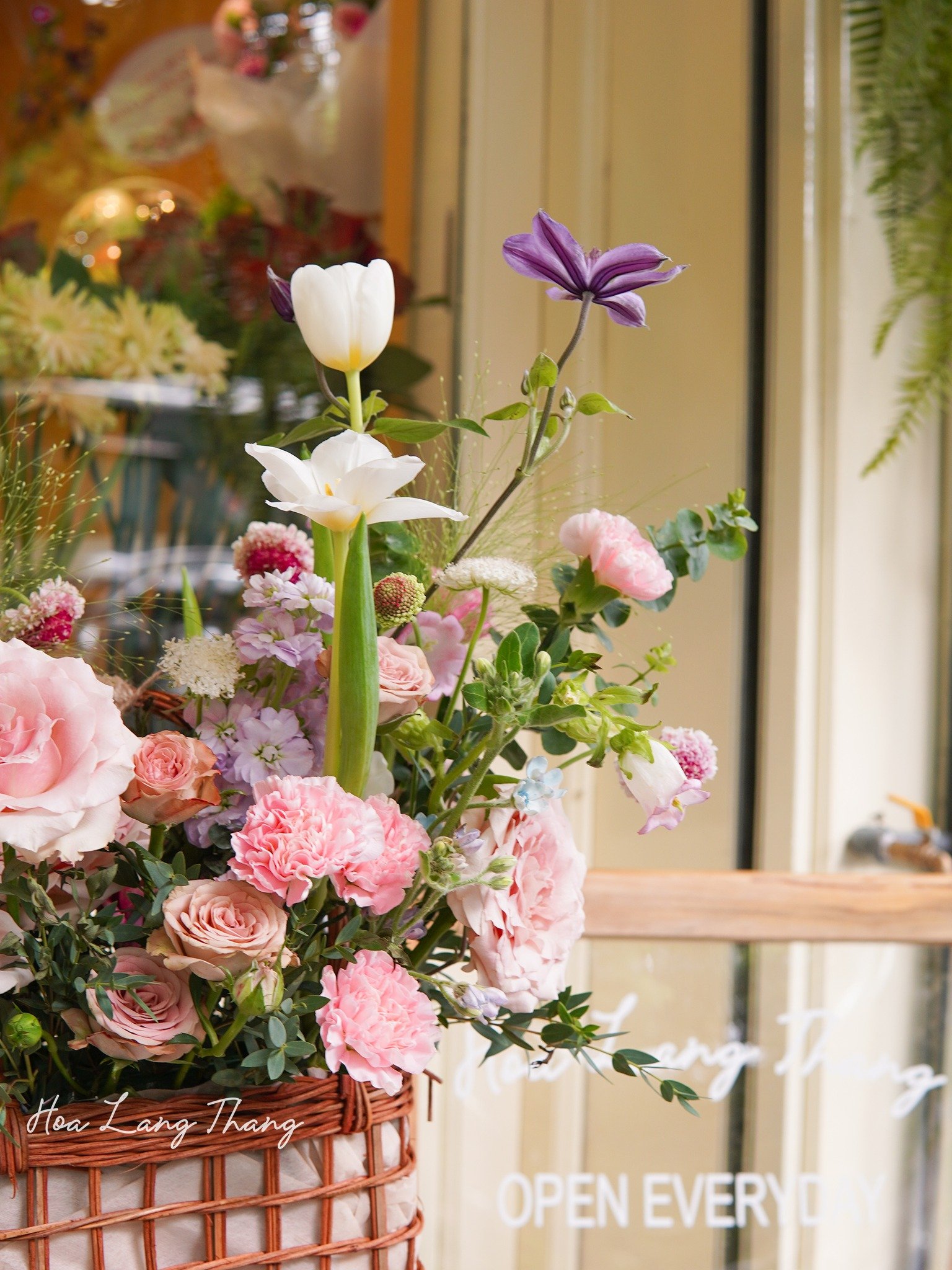 Bình hoa tươi sắc màu với tulip, hồng và cúc, trang trí đẹp mắt