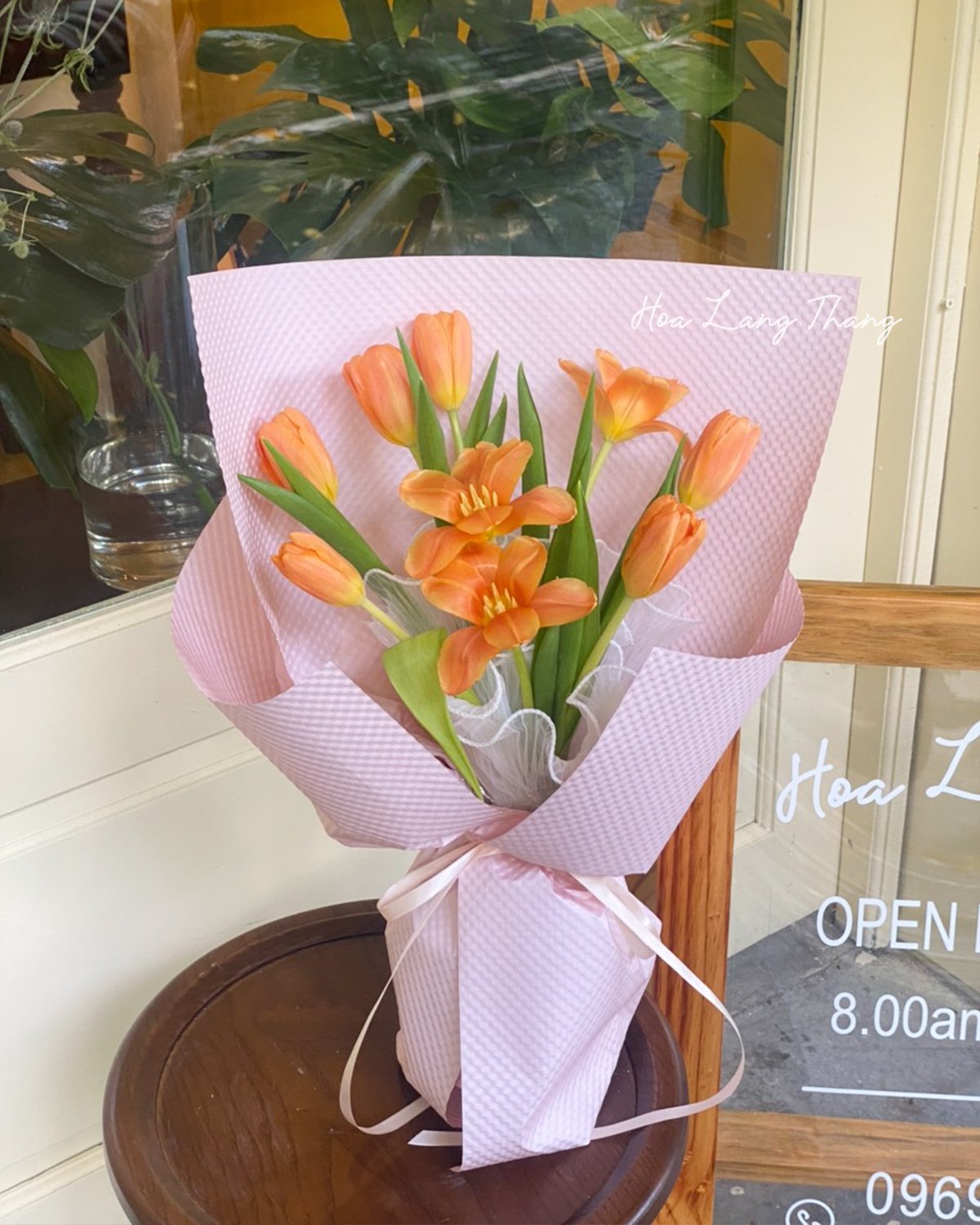 Bó hoa tulip màu cam xinh xắn từ shop Hoa Lang Thang, được bọc giấy hồng trang nhã