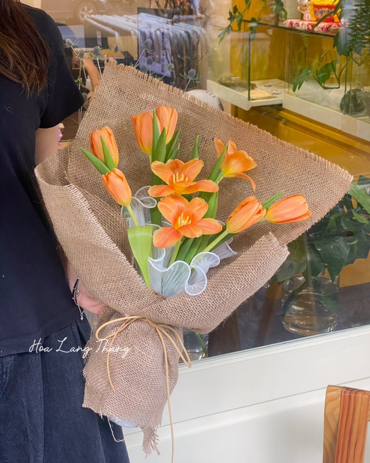 Bó hoa tulip cam tươi sáng, trang trí đơn giản và tinh tế, thích hợp làm quà tặng