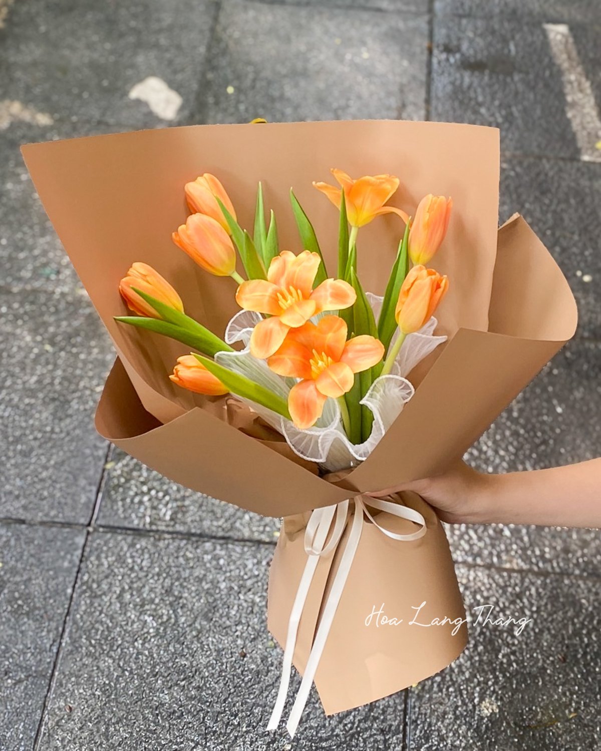 Bouquet hoa tulip cam tươi sáng, kiểu cắm sang trọng, phù hợp cho nhiều dịp