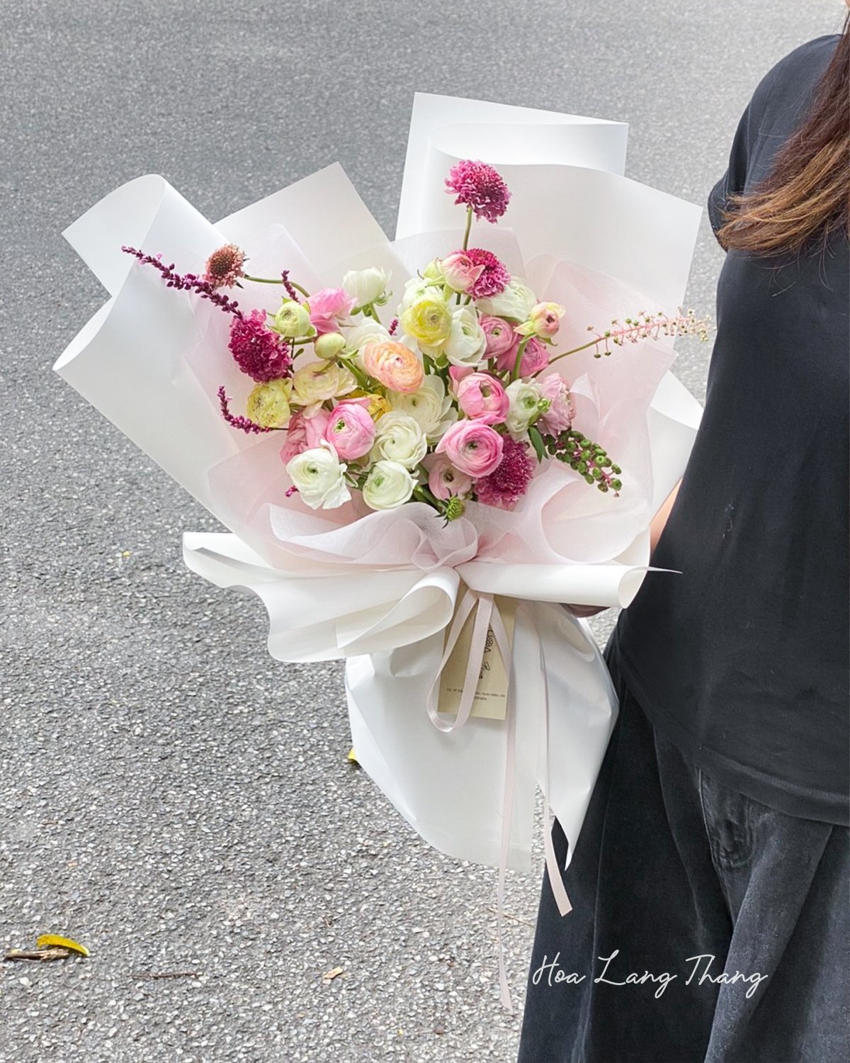 Một bó hoa xinh xắn gồm hoa hồng, tulip và hoa scabiosa, cắm kiểu sang trọng