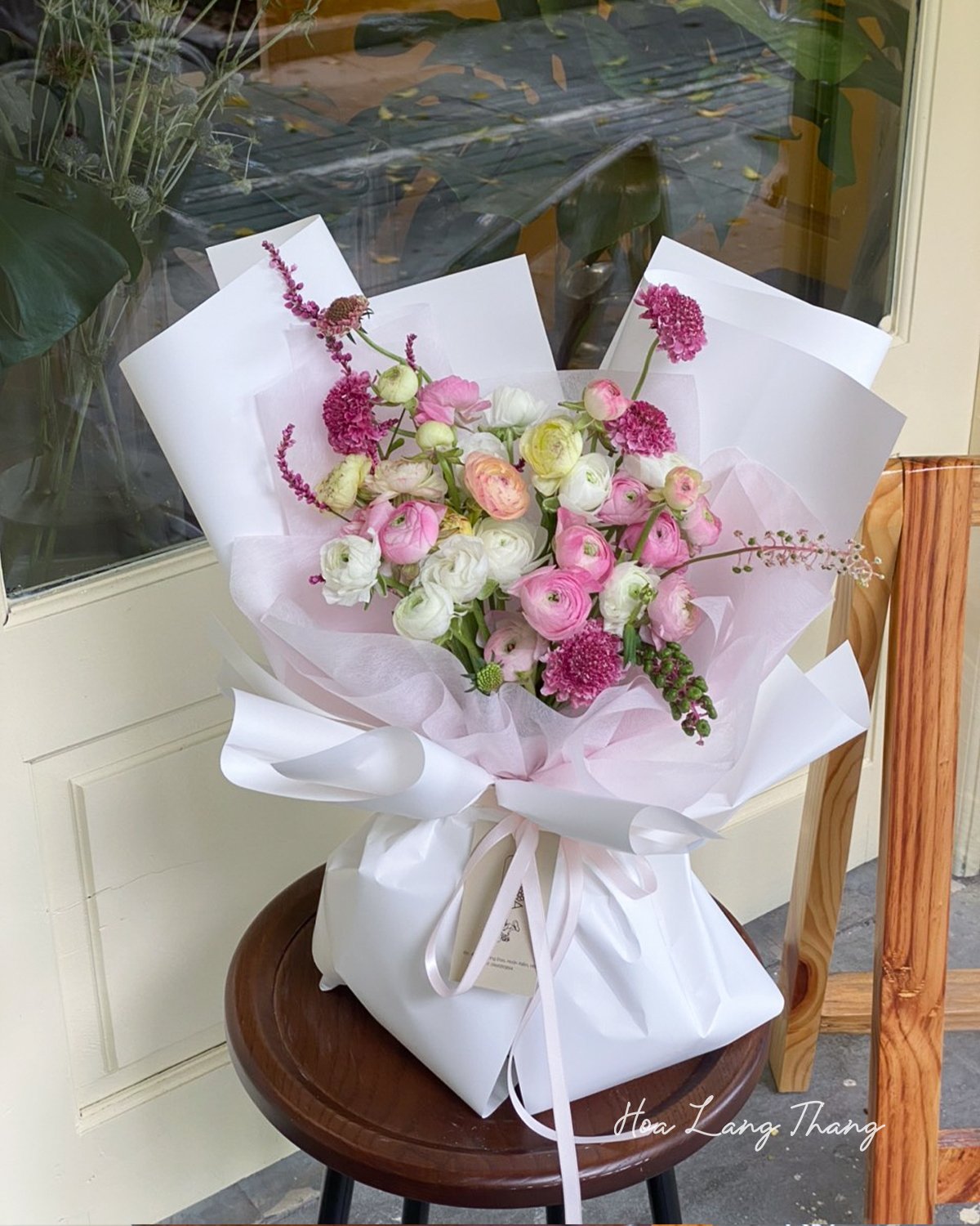 Bó hoa đẹp với hoa hồng, tulip và scabiosa, cắm gọn gàng trong giấy trắng