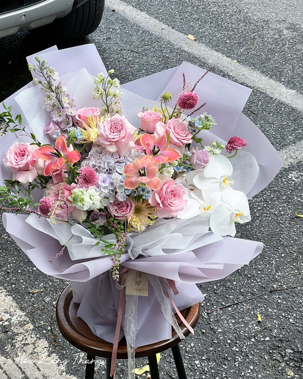 Bó hoa tươi ngập tràn màu sắc với hồng, ly và <a href=