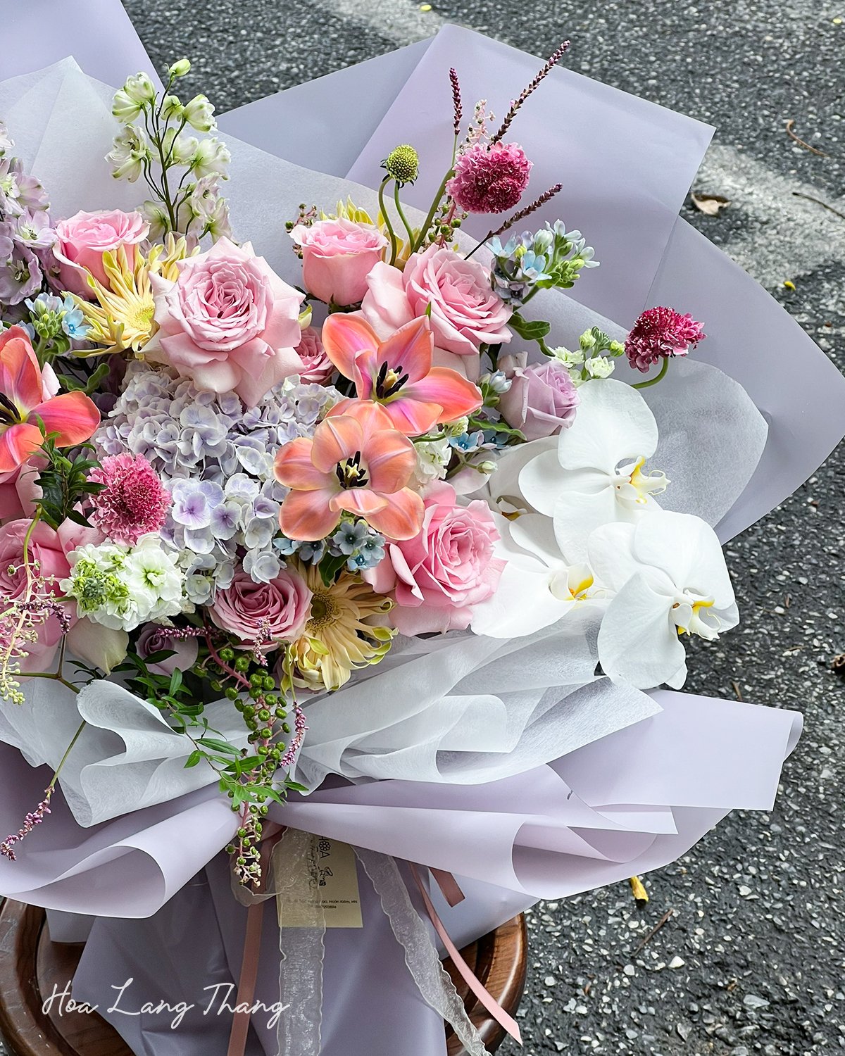 Bó hoa tươi với hồng, ly, <a href=