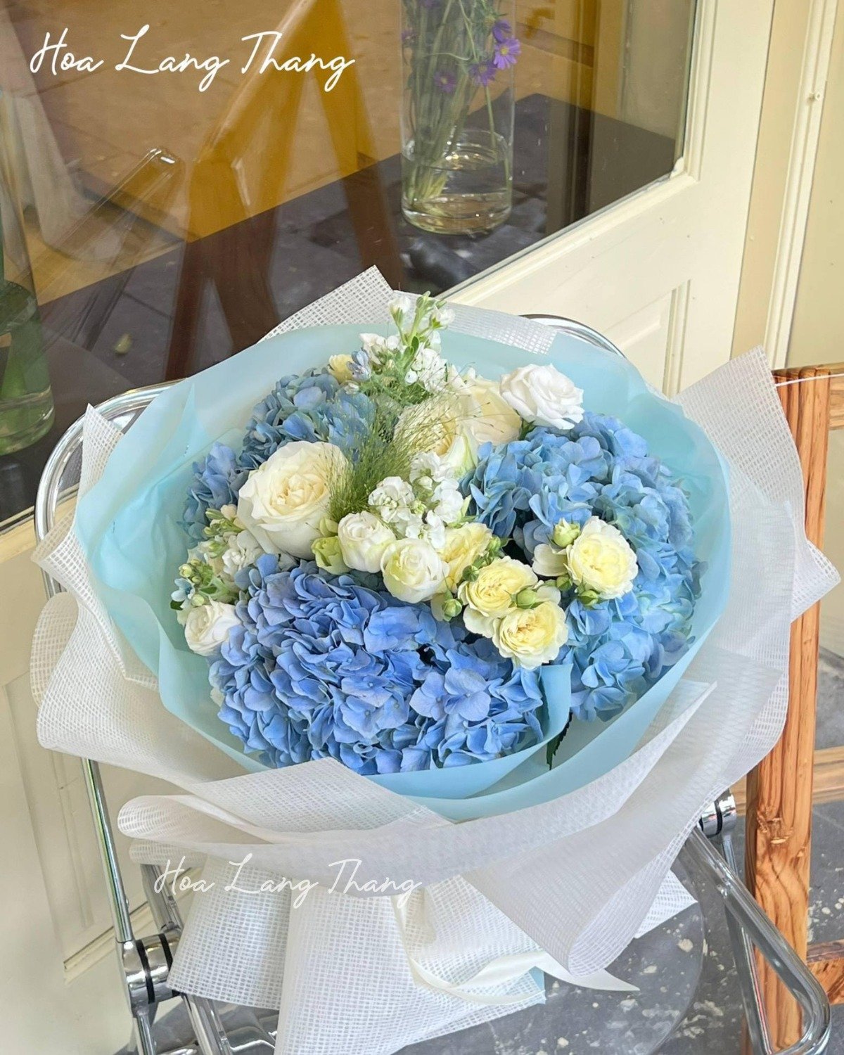 Bó hoa gồm hoahydrangea xanh, hoa hồng trắng và hoa baby, kiểu cắm đẹp mắt