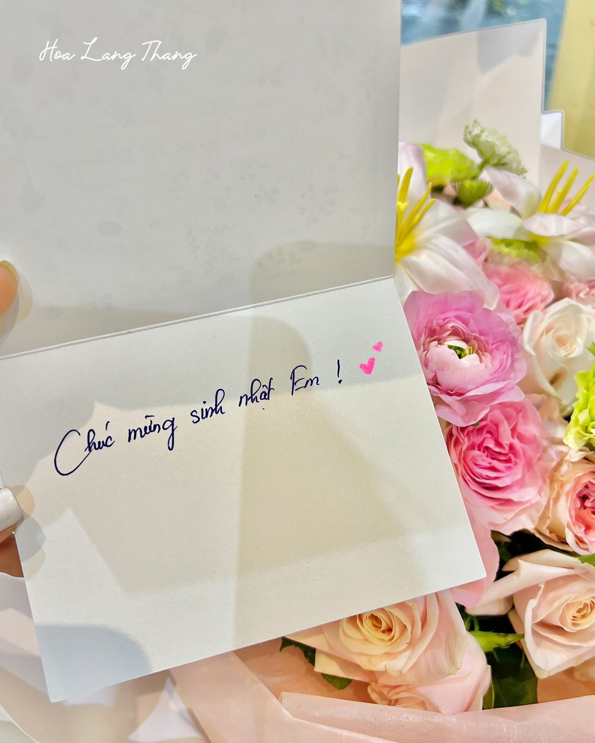Bó hoa sinh nhật với hoa hồng và hoa sen đá, được cắm trang nhã