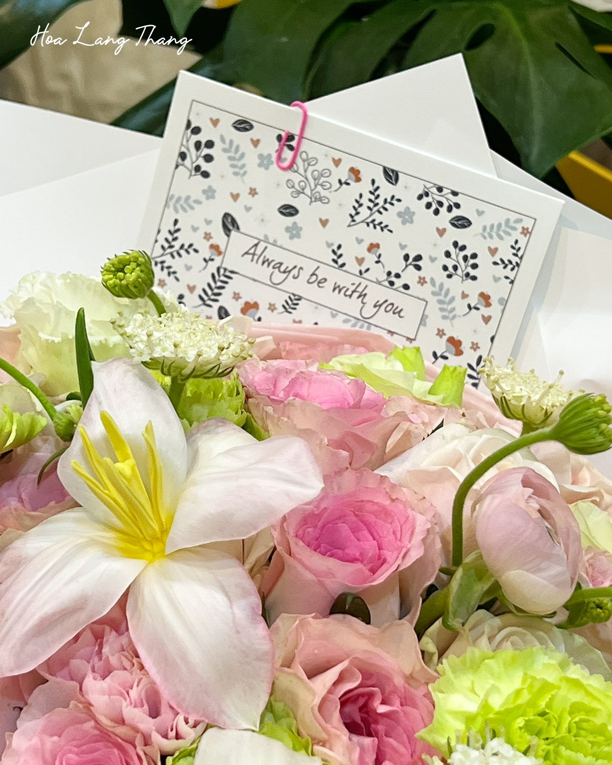 Bó hoa gồm hồng, ly, và hoa baby với thiệp chúc 'Always be with you'
