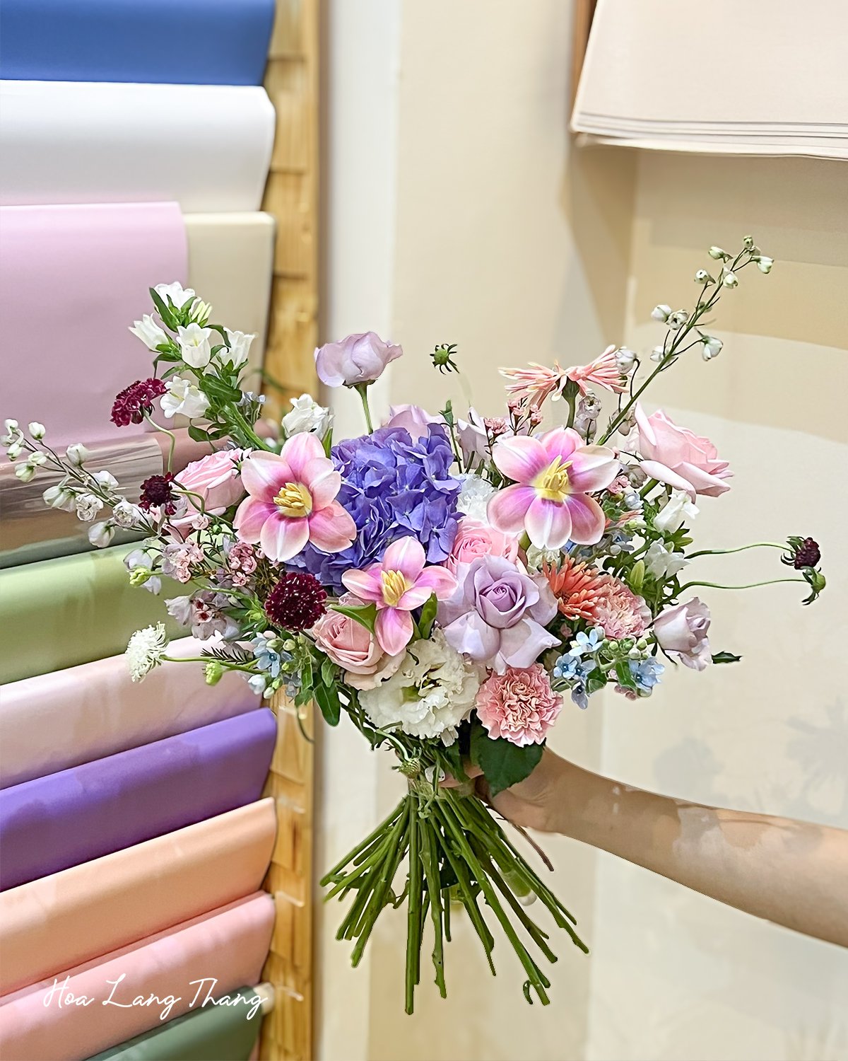 Bó hoa tươi với tulip, lan hồ điệp và hồng, kiểu cắm tự do
