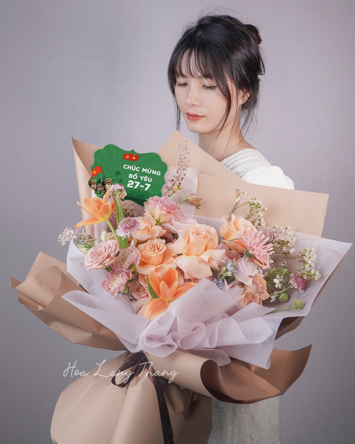 Cô gái cầm bó hoa gồm hoa ly, hoa hồng và hoa cẩm tú cầu trang trí tinh tế