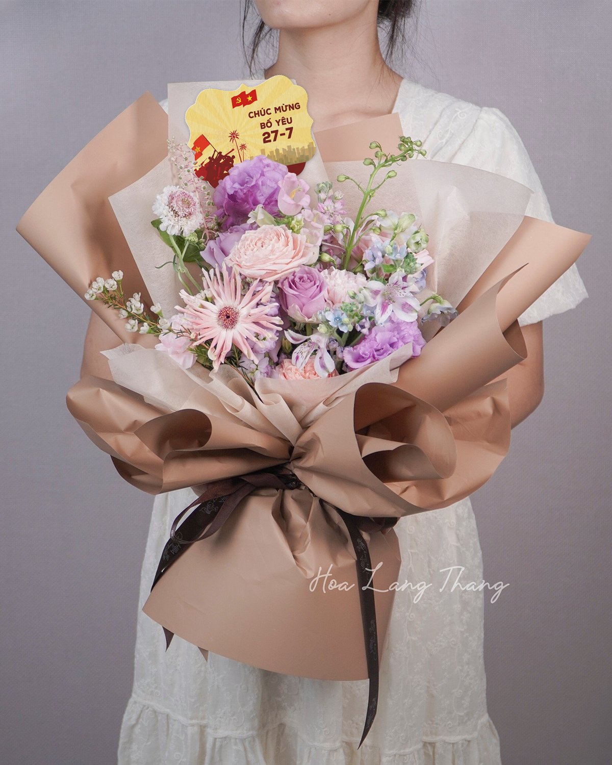 Bó hoa gồm hoa hồng, cúc và lavender, kiểu cắm đẹp mắt trong giấy gói trang nhã