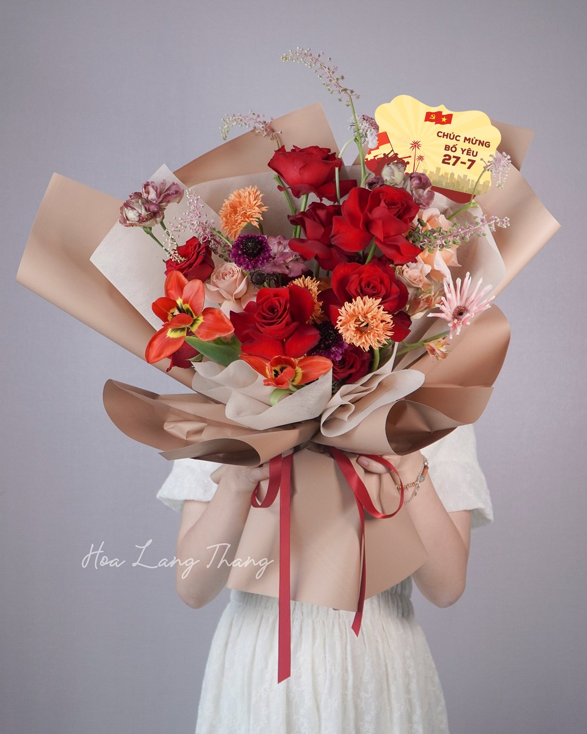 Bouquet gồm nhiều hoa hồng đỏ và hoa khác, cắm kiểu sang trọng cho dịp đặc biệt