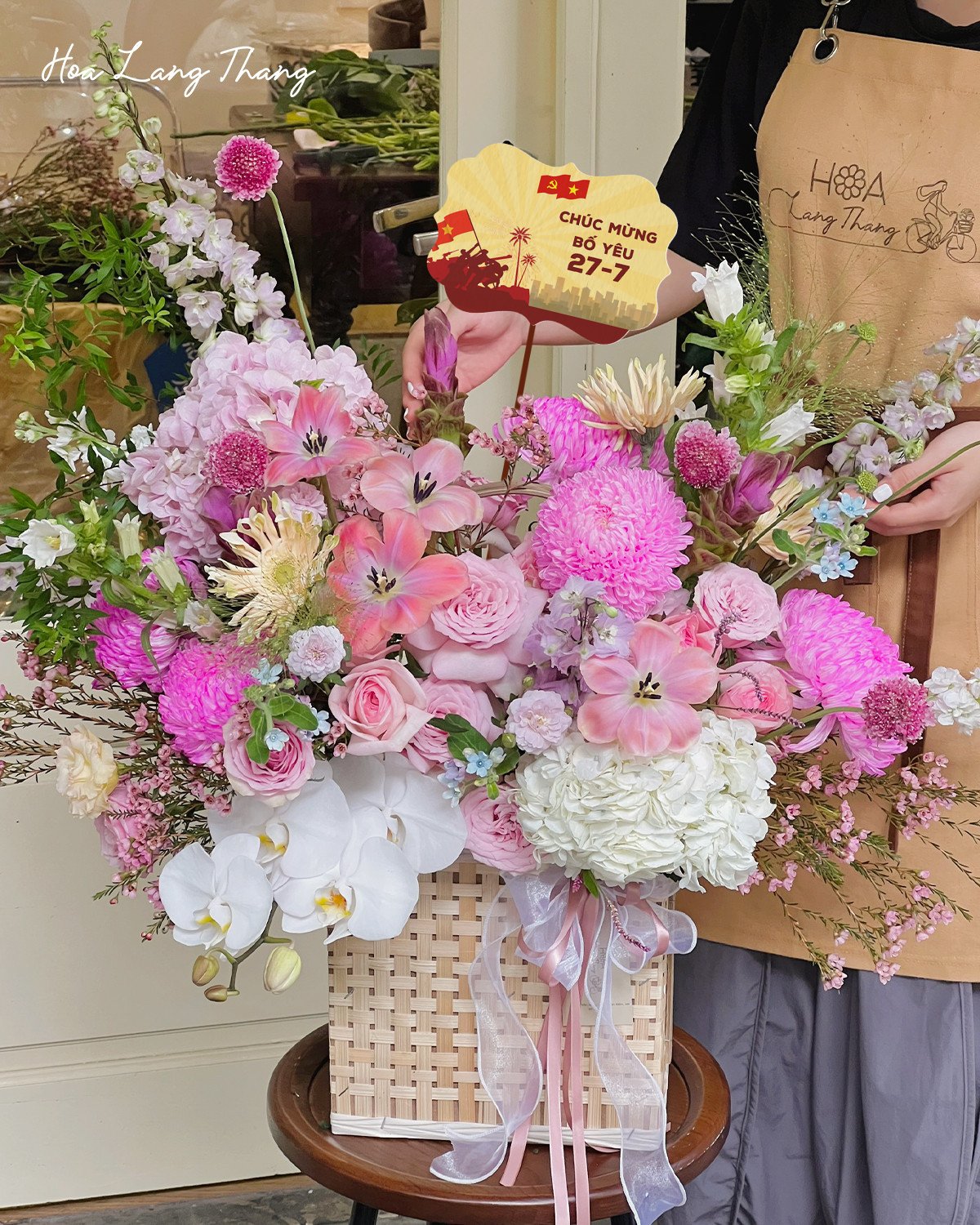 Giỏ hoa tươi với hoa hồng, lan hồ điệp và cúc, dịp chúc mừng đặc biệt