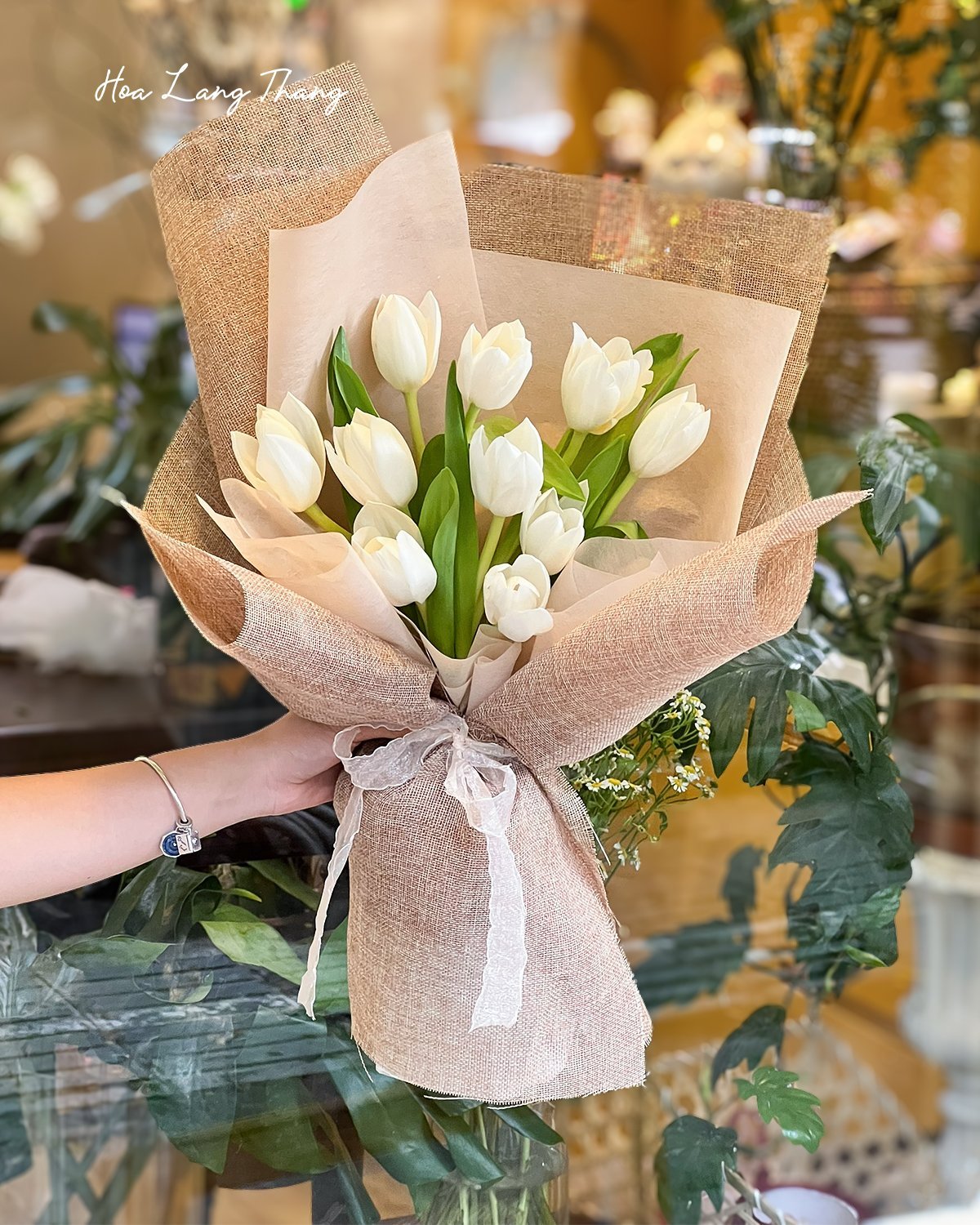 Bó hoa tulip trắng đẹp mắt, trang trí bằng vải burlap tự nhiên
