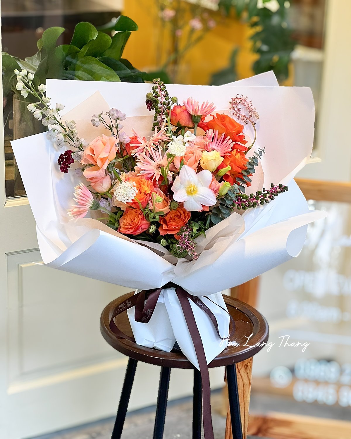 Bouquet hoa tinh tế với hồng, lan hồ điệp, và cúc, kiểu cắm trang nhã