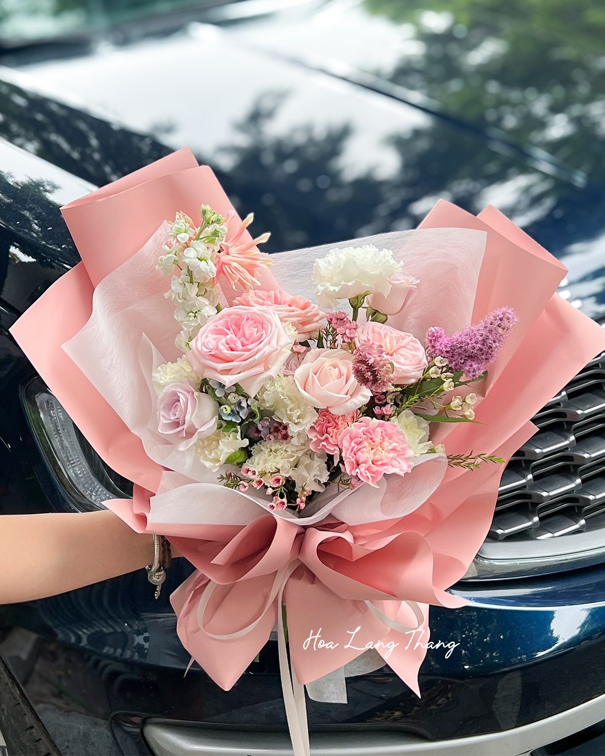 Bó hoa tươi gồm hồng, cẩm chướng, hoa baby, bọc giấy hồng xinh xắn