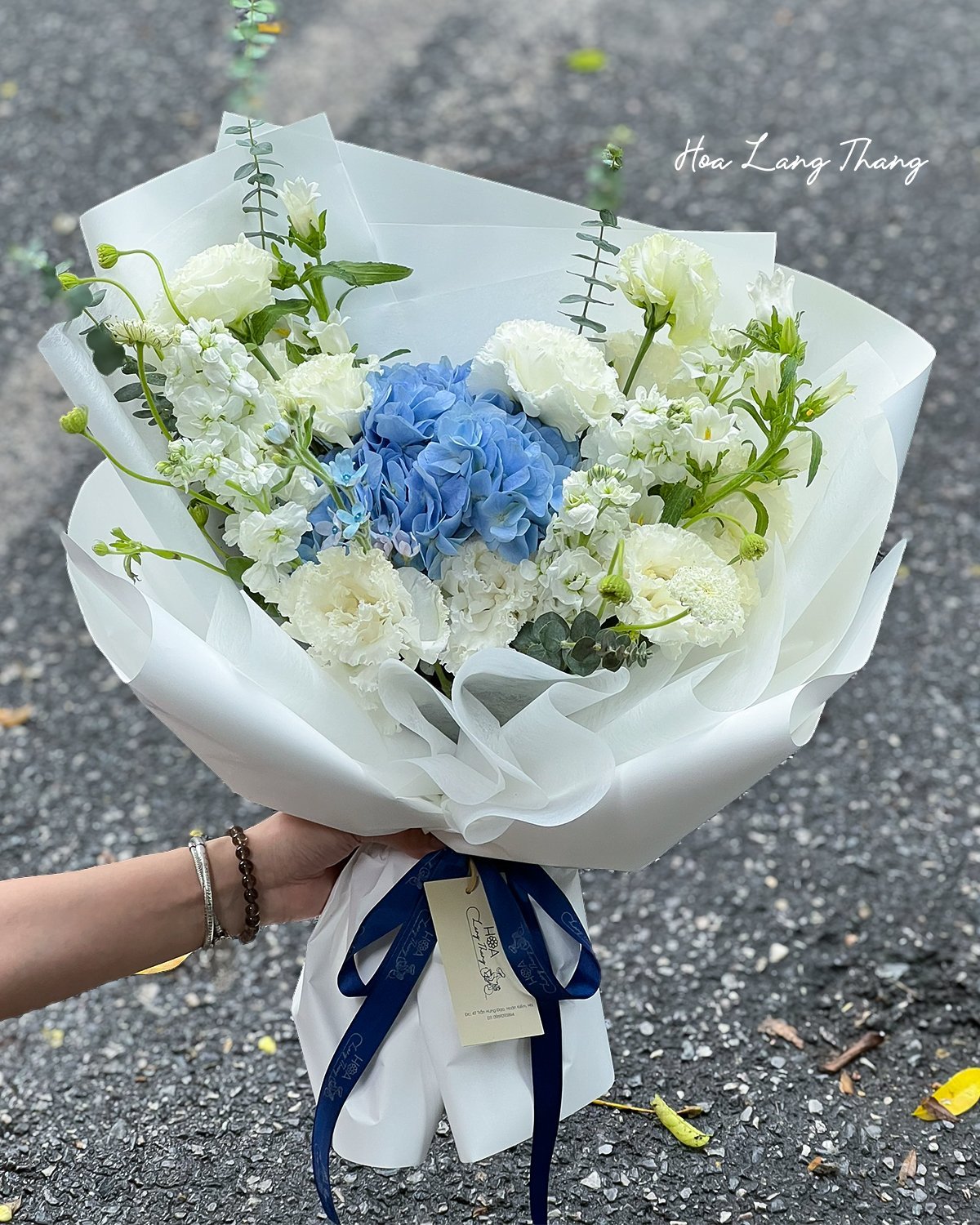 Bó hoa trắng xanh tinh tế với hoa cẩm chướng, h hydrangea và nhành hoa baby