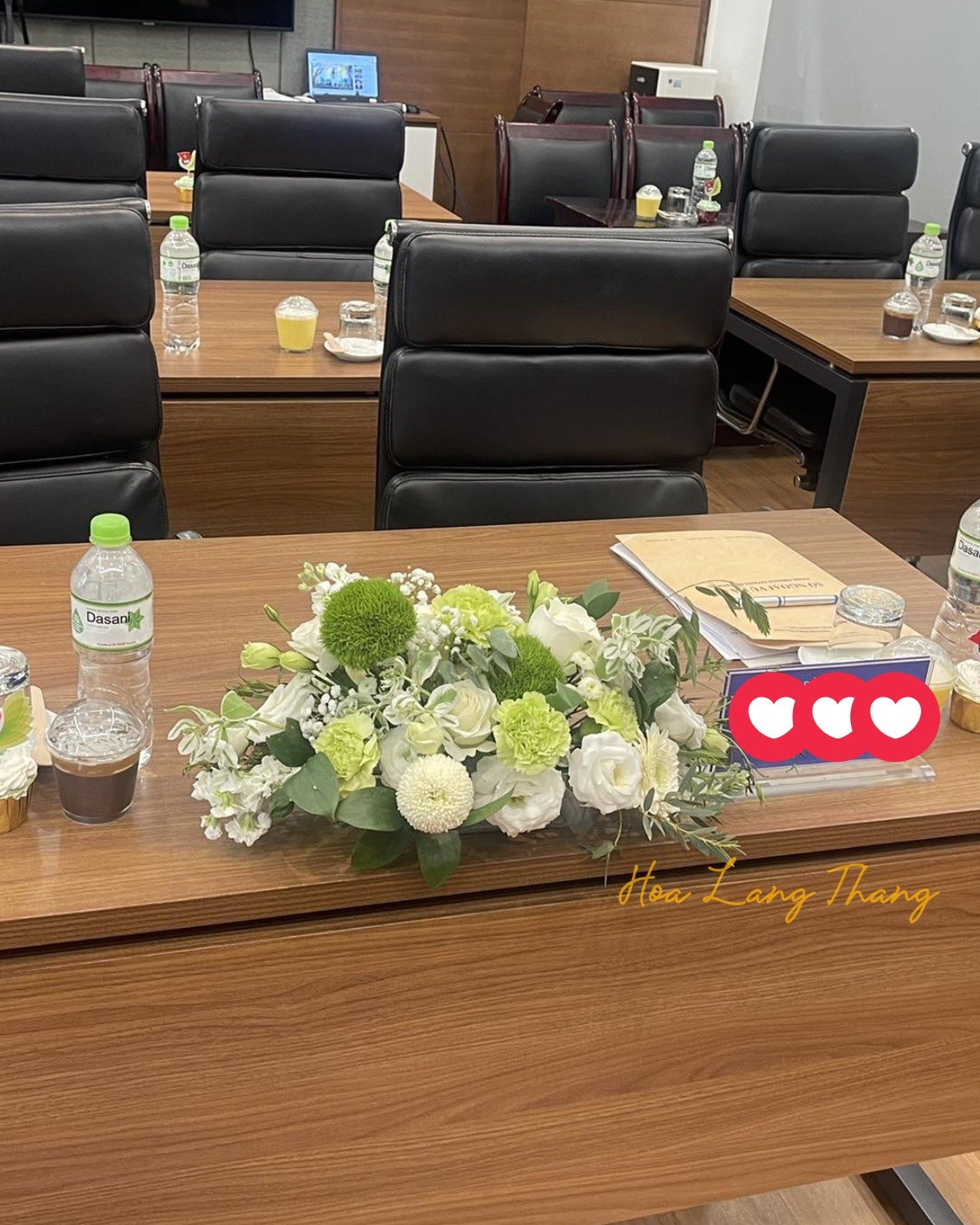 Bình hoa đẹp với hoa hồng, hoa cúc trang trí bàn họp tại Hà Nội
