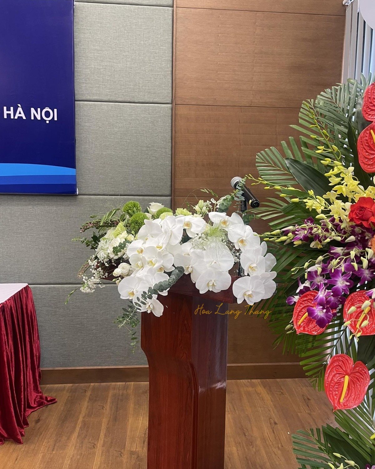 Bục phát biểu có hoa <a href=