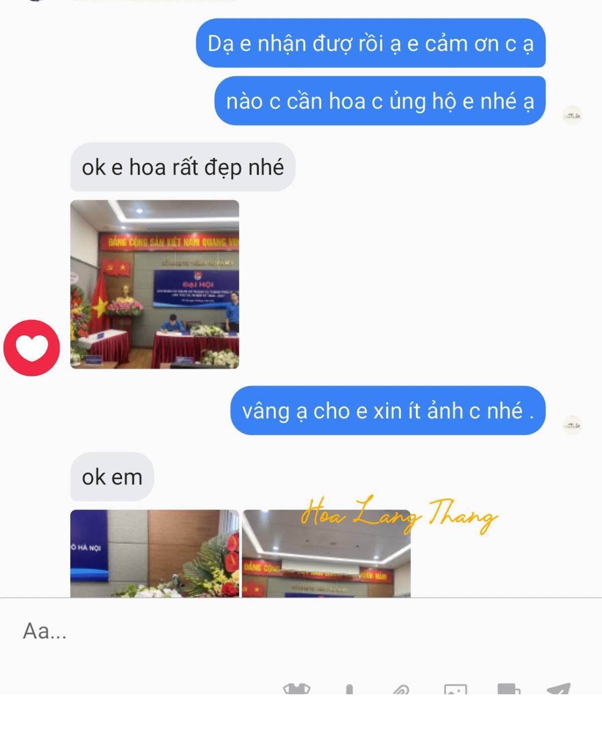 Bình hoa với tulip và hồng trắng trang trí sang trọng, phong cách cắm hiện đại