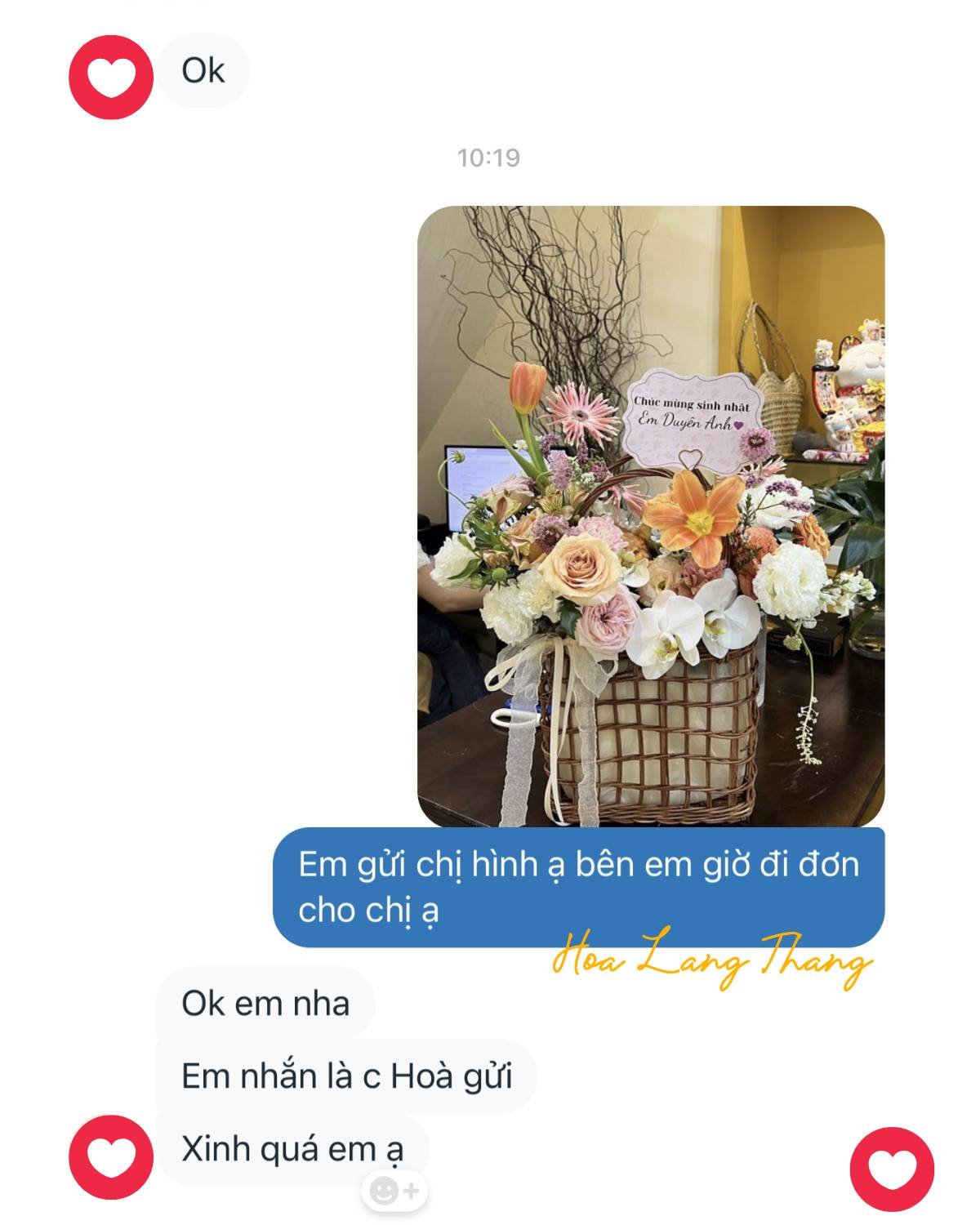 Giỏ hoa chúc mừng với hoa hồng, hoa baby và hoa ly, kiểu cắm lạ mắt