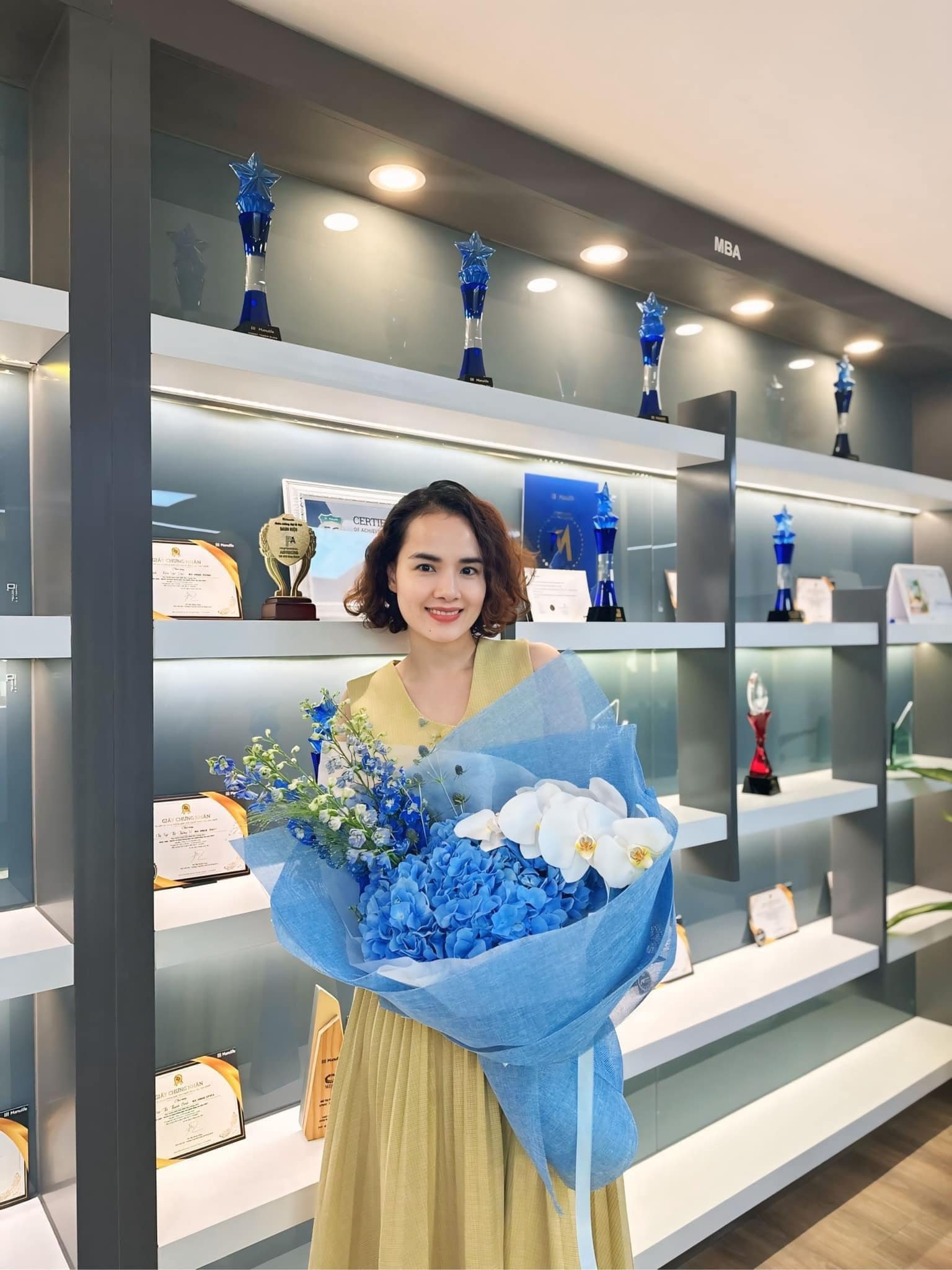 Cô gái nắm bó hoa xanh với <a href=