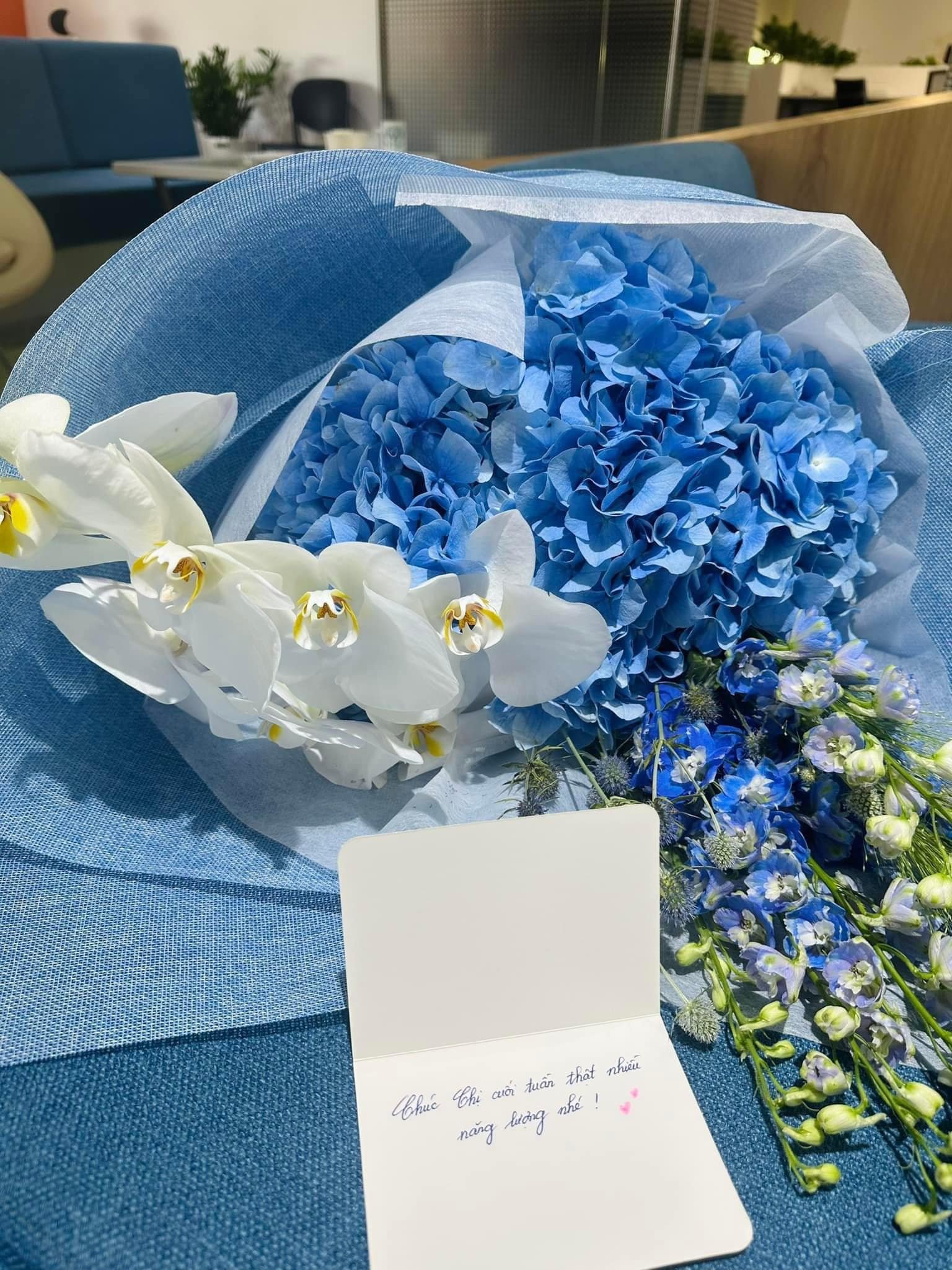 Bó hoa gồm hoa <a href=