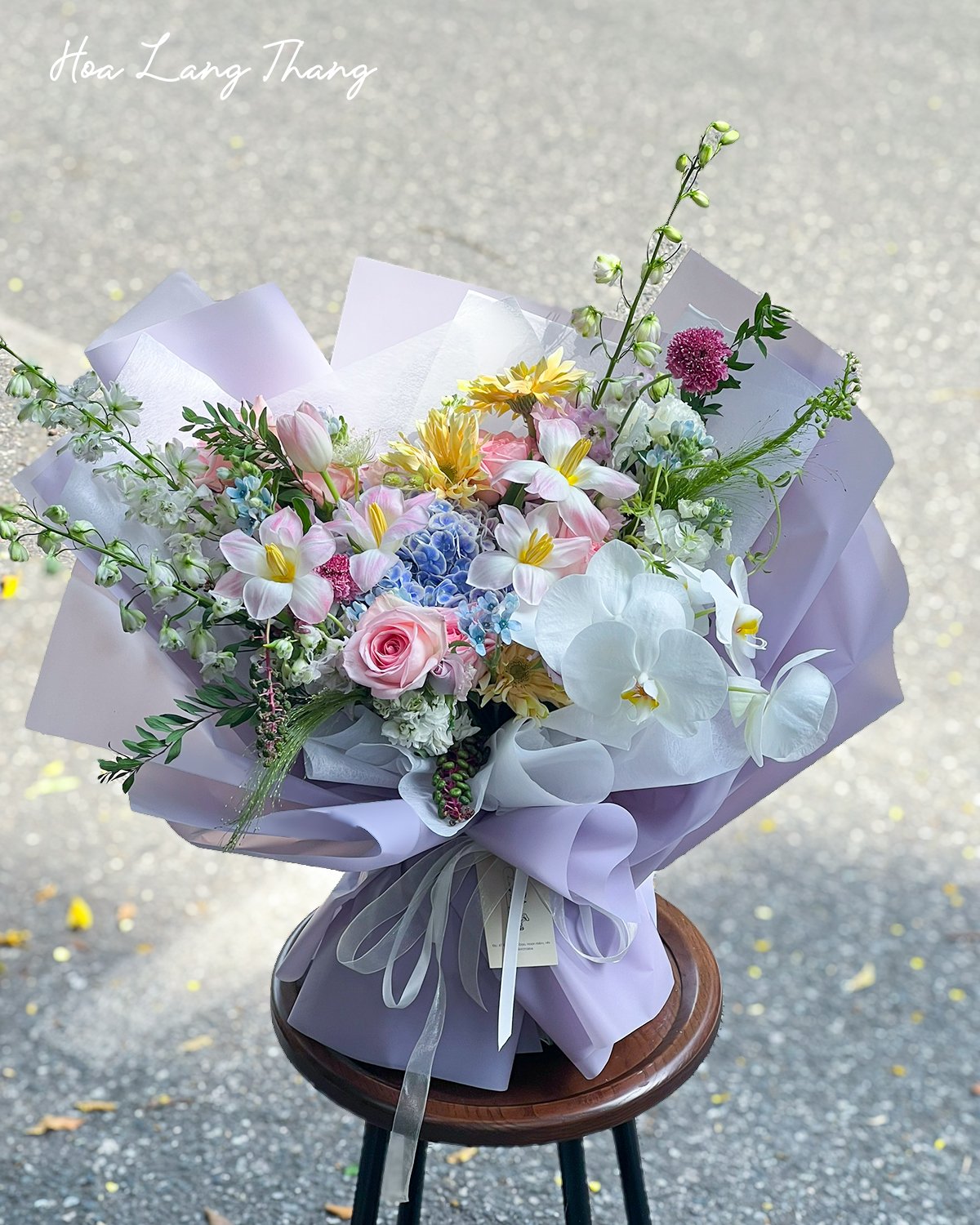 Bó hoa tươi với hoa <a href=