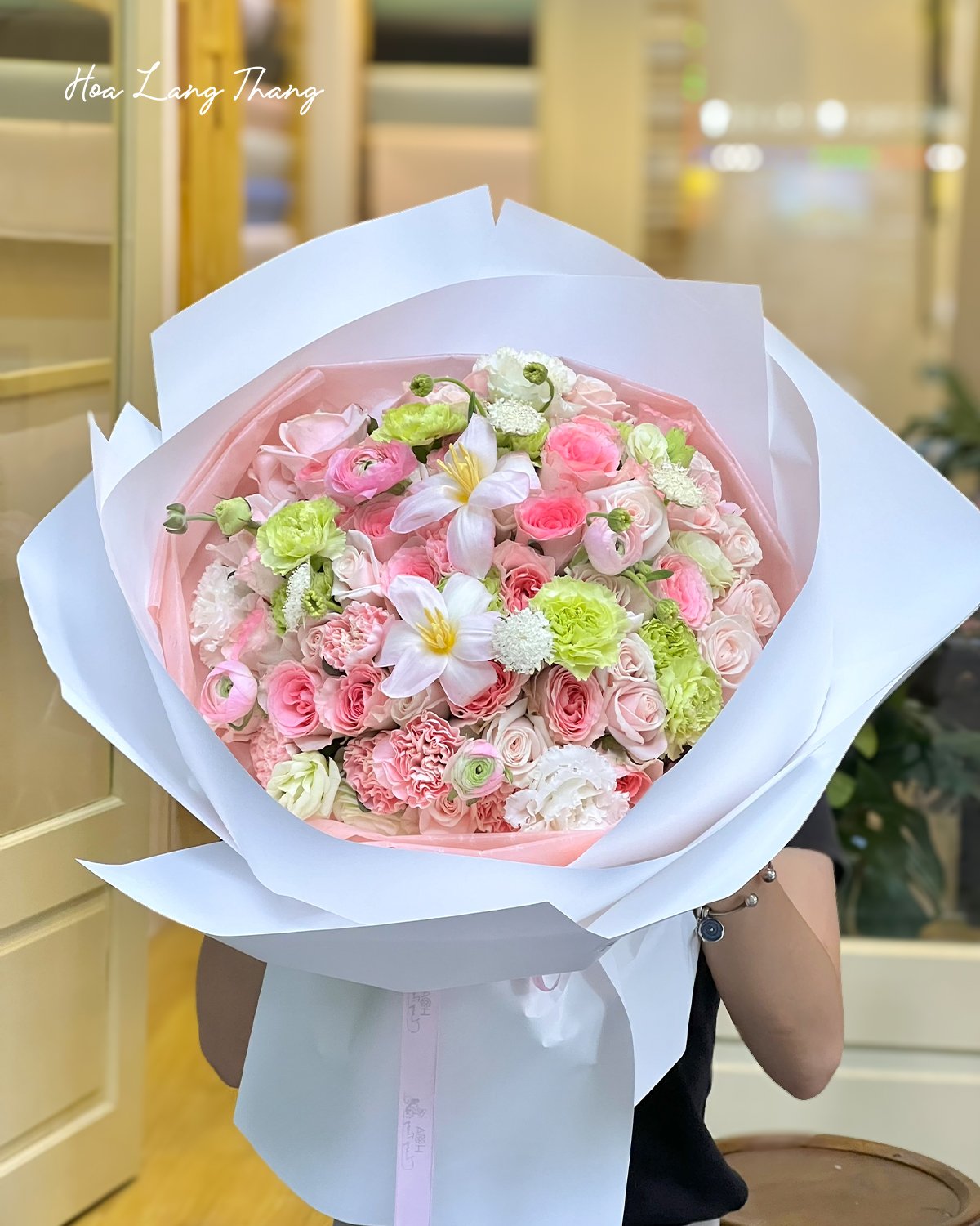 Bó hoa tươi nhiều màu sắc với hồng, ly, và sen đá, cắm đẹp mắt