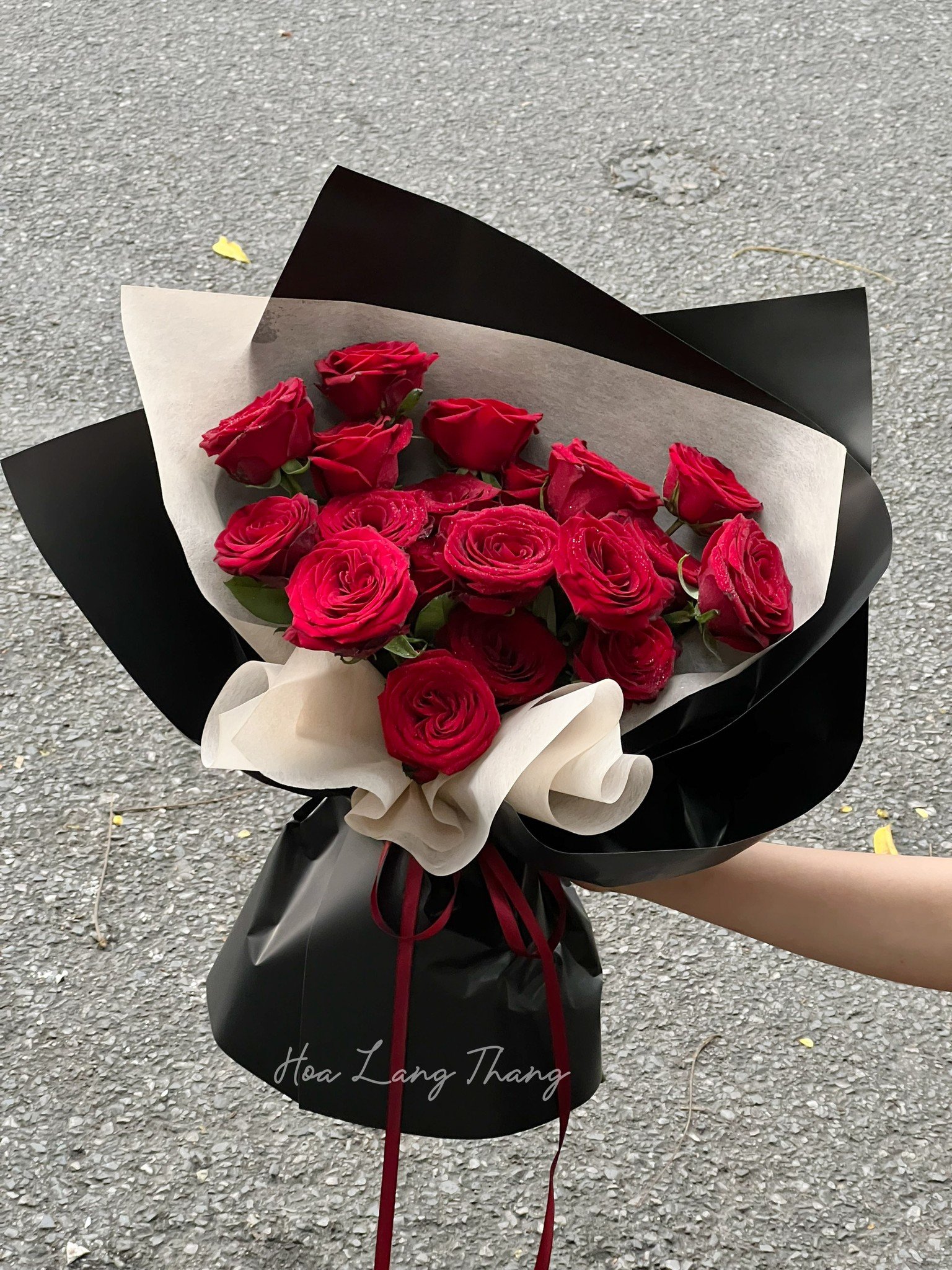 Bó hoa hồng đỏ chưng bày đẹp, phù hợp cho nhiều dịp