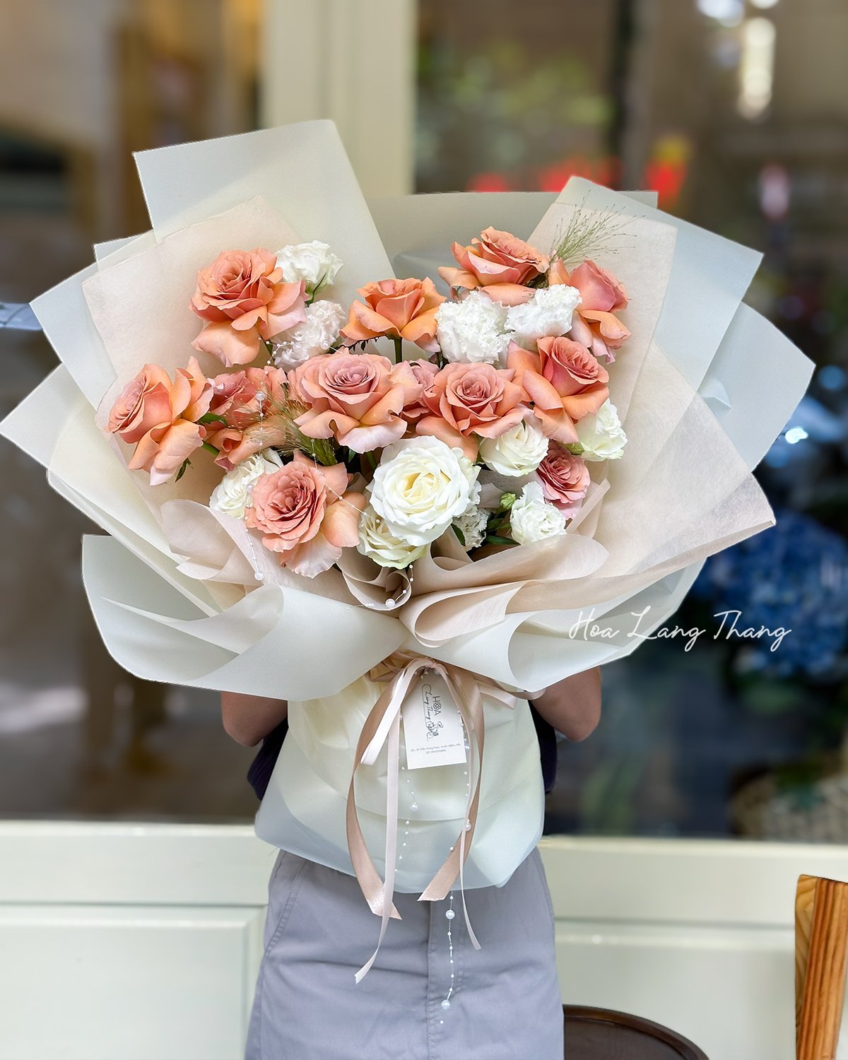 Bó hoa hồng cam và trắng lãng mạn, <a href=