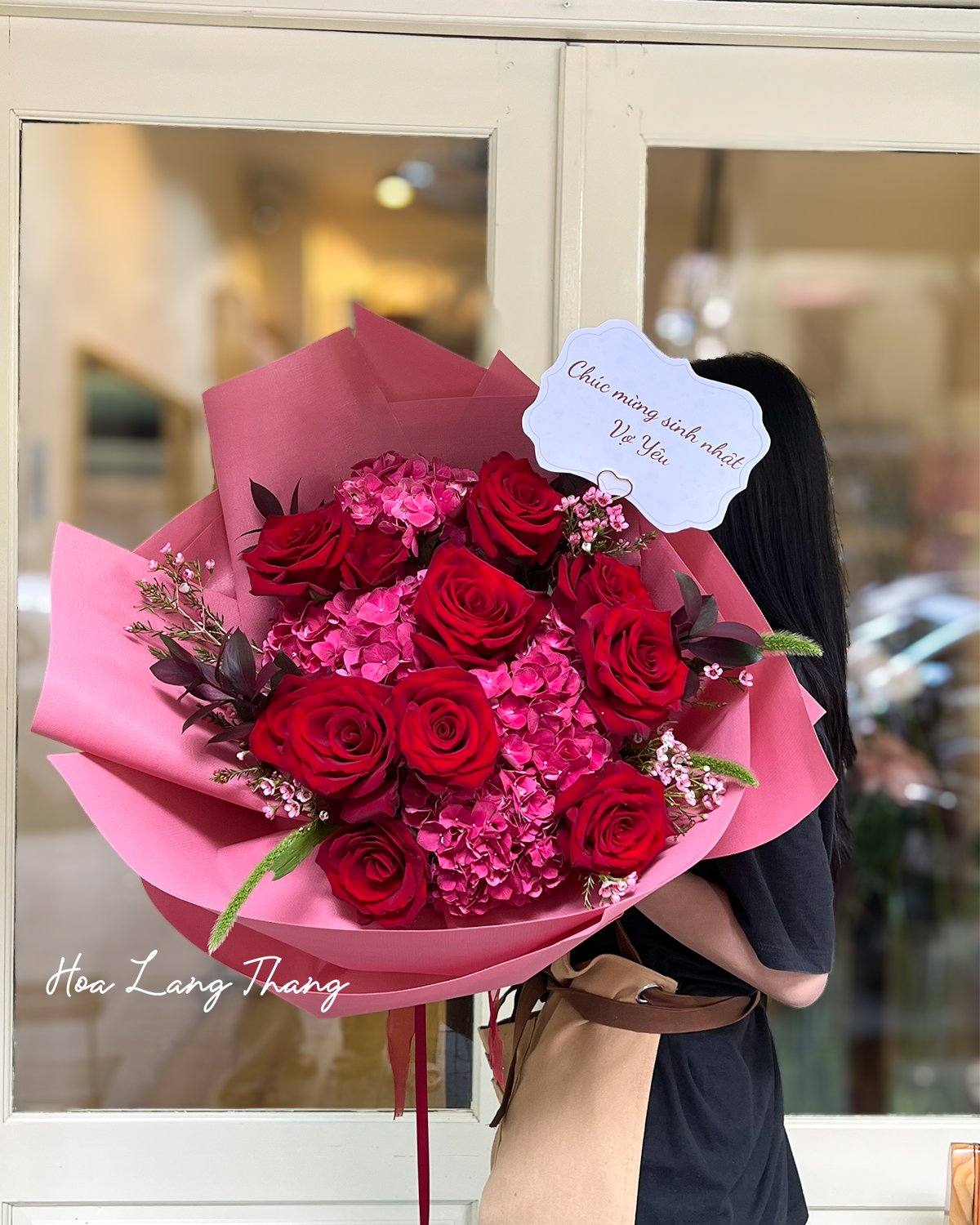 Bó hoa hồng đỏ và hoa thủy tiên, chúc mừng sinh nhật với phong cách sang trọng