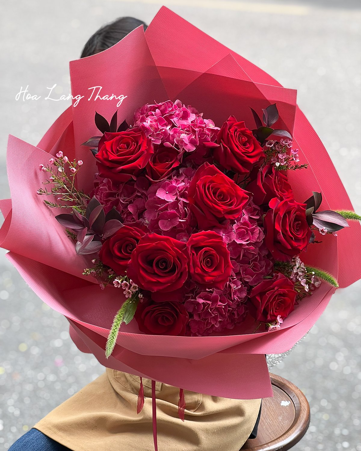 Bó hoa gồm hồng đỏ và hoa cẩm tú cầu, thích hợp cho nhiều dịp