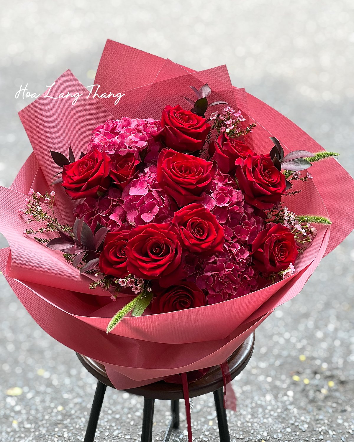 Bó hoa gồm hồng đỏ và hoa cẩm tú cầu, kiểu cắm đẹp mắt