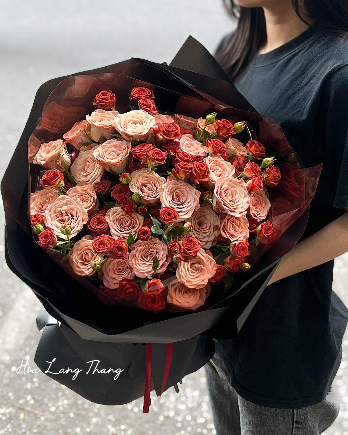 Bó hoa hồng đào, hồng đỏ đầy màu sắc, cắm đẹp mắt
