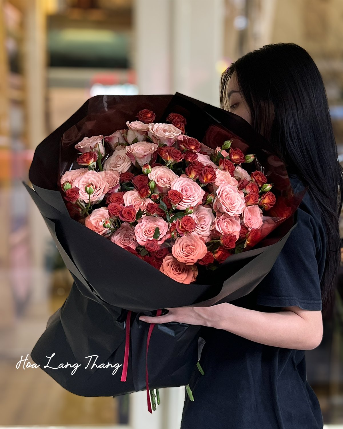 Bouquet hoa hồng nhiều màu sắc rực rỡ tại cửa hàng Hoa Lang Thang, Hà Nội