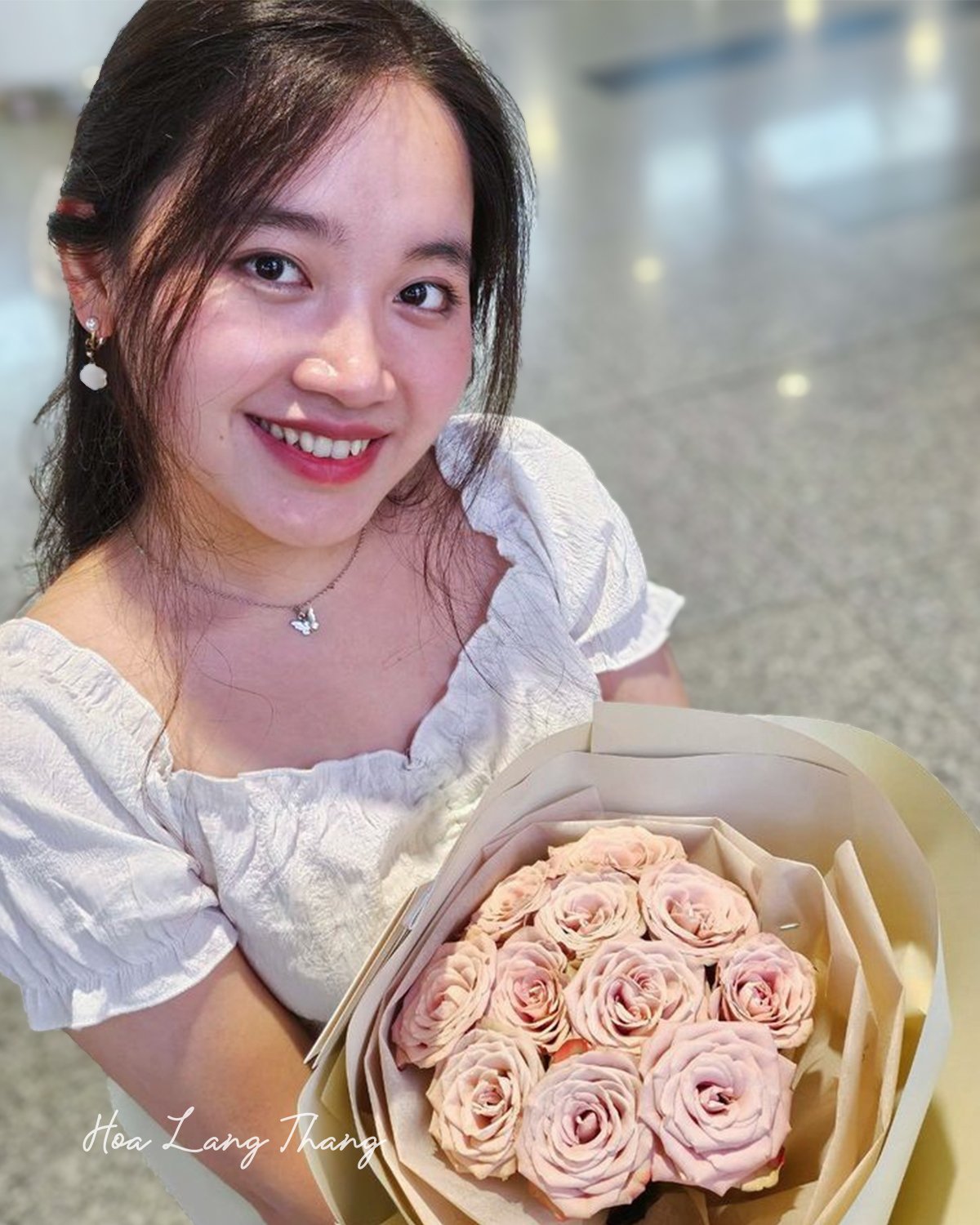 Cô gái trẻ xinh xắn với bó hoa hồng pastel xinh đẹp từ shop Hoa Lang Thang