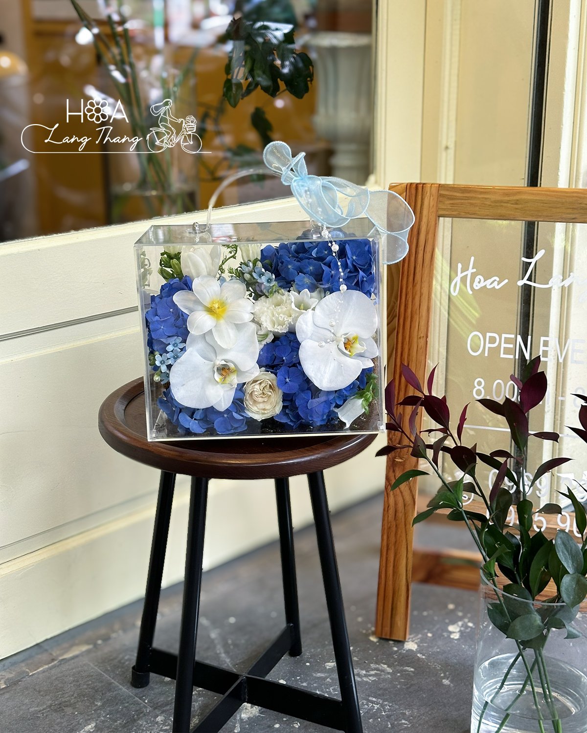 Hộp hoa đẹp với lan hồ điệp, tulip và hoa baby, kiểu cắm trang nhã