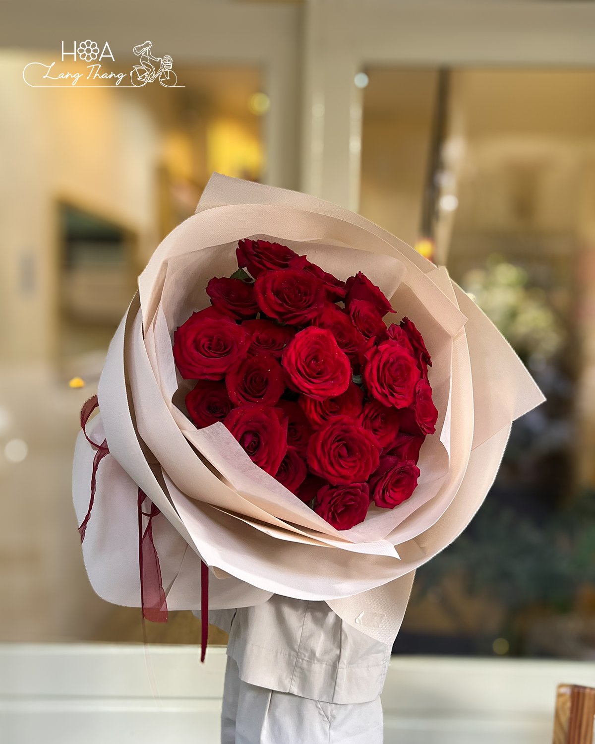 Bó hoa hồng đỏ rực rỡ, đẹp mắt, mang đến sự lãng mạn
