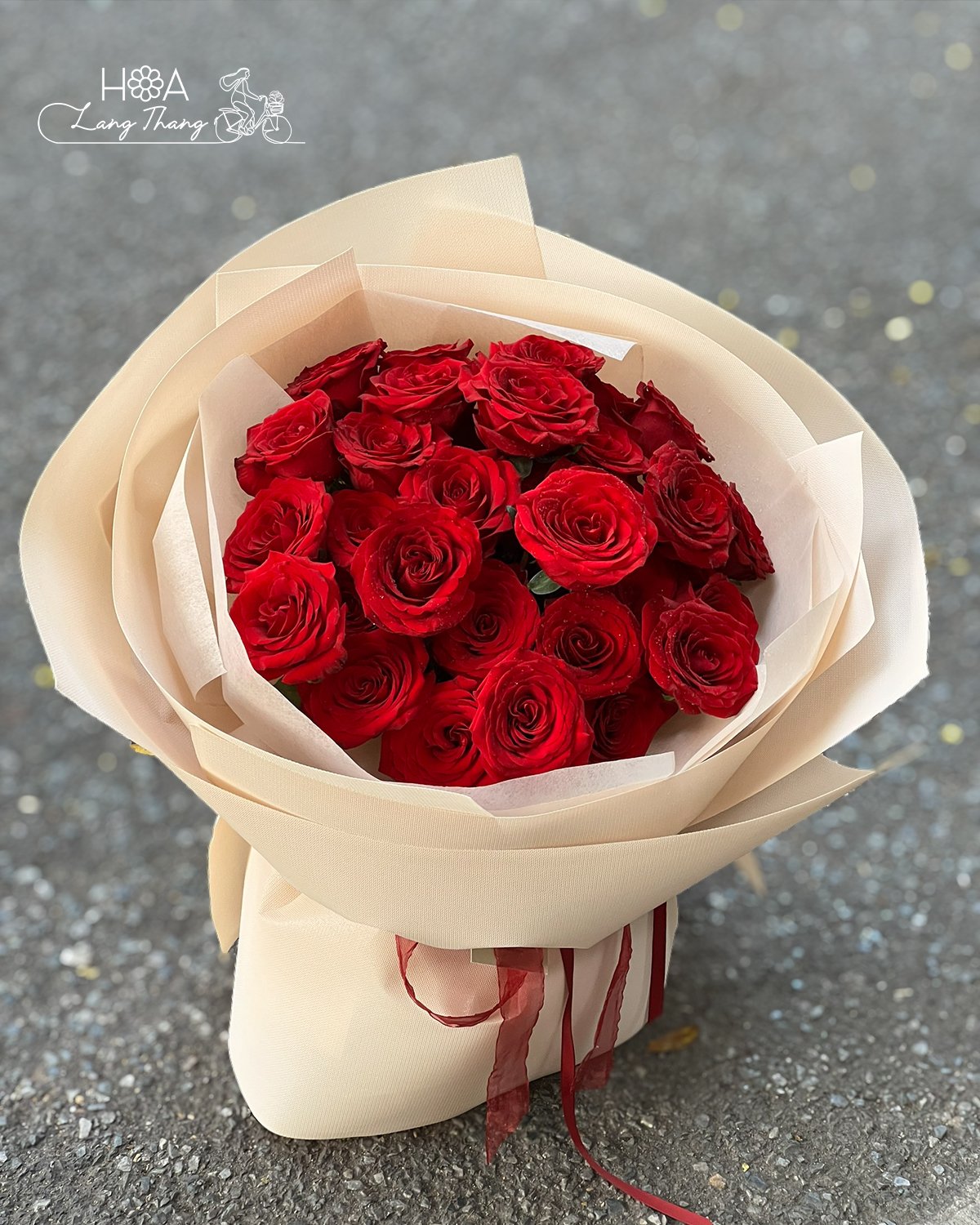 Bó hoa hồng đỏ nở rộ, sang trọng với giấy gói tinh tế, thích hợp cho nhiều dịp đặc biệt