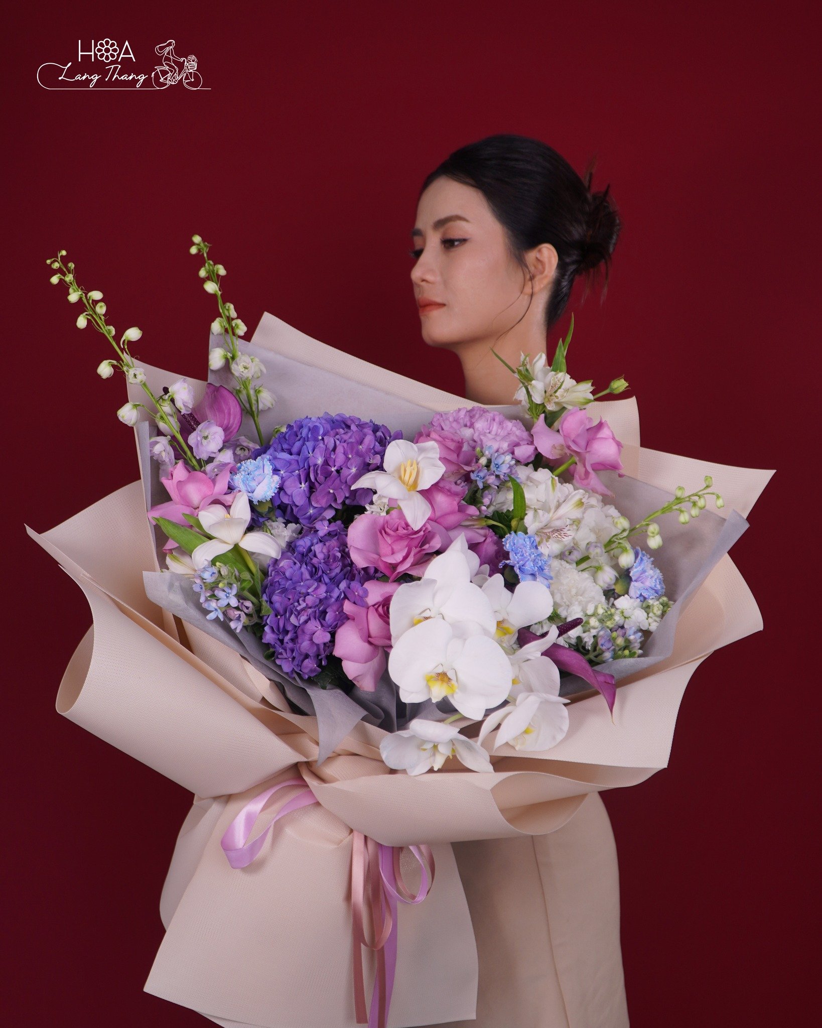 Bó hoa lớn với lan hồ điệp, hồng và cẩm tú cầu, kiểu cắm sang trọng