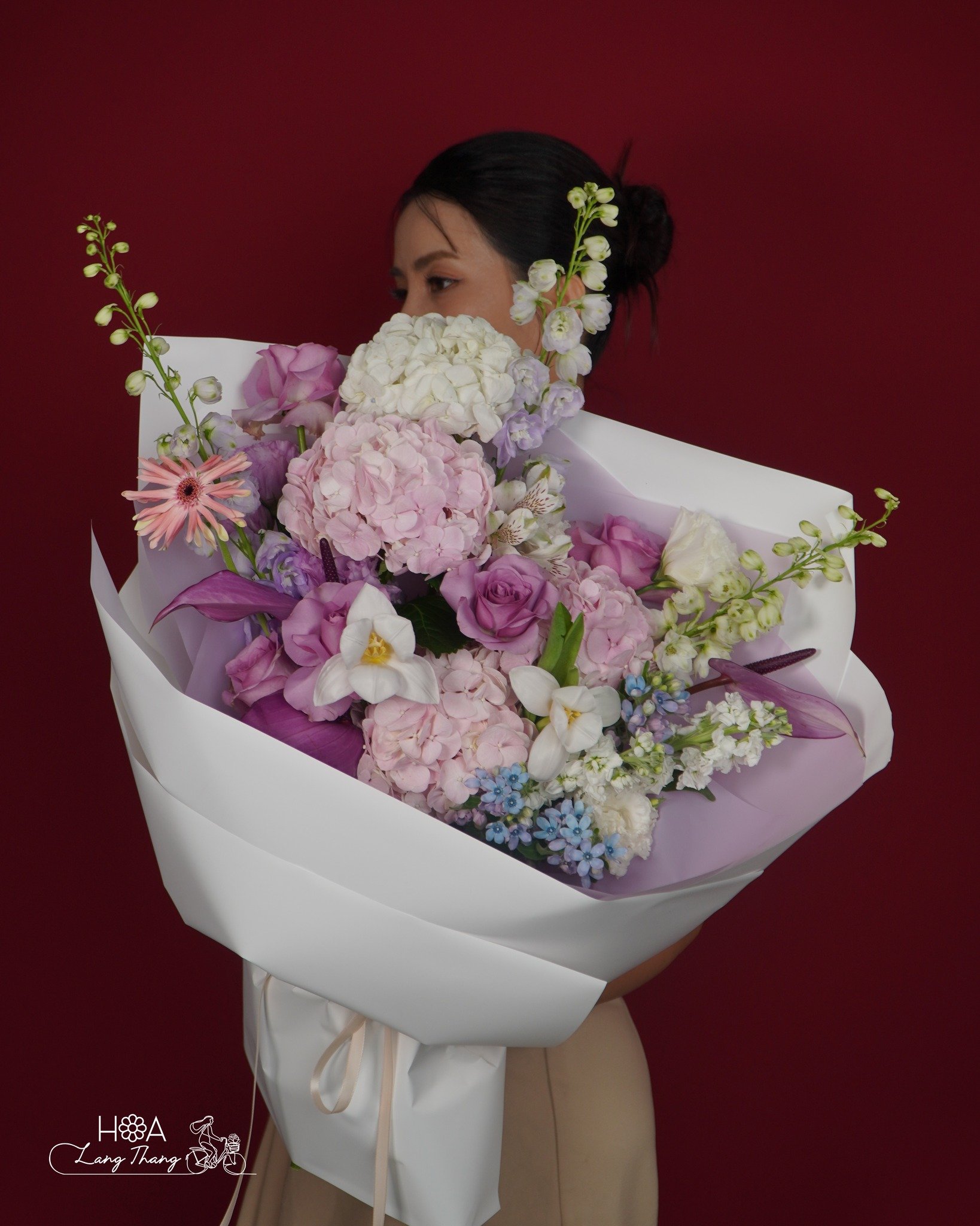 Bó hoa lớn với hoa hồng, lan hồ điệp và cát tường, cắm đẹp mắt